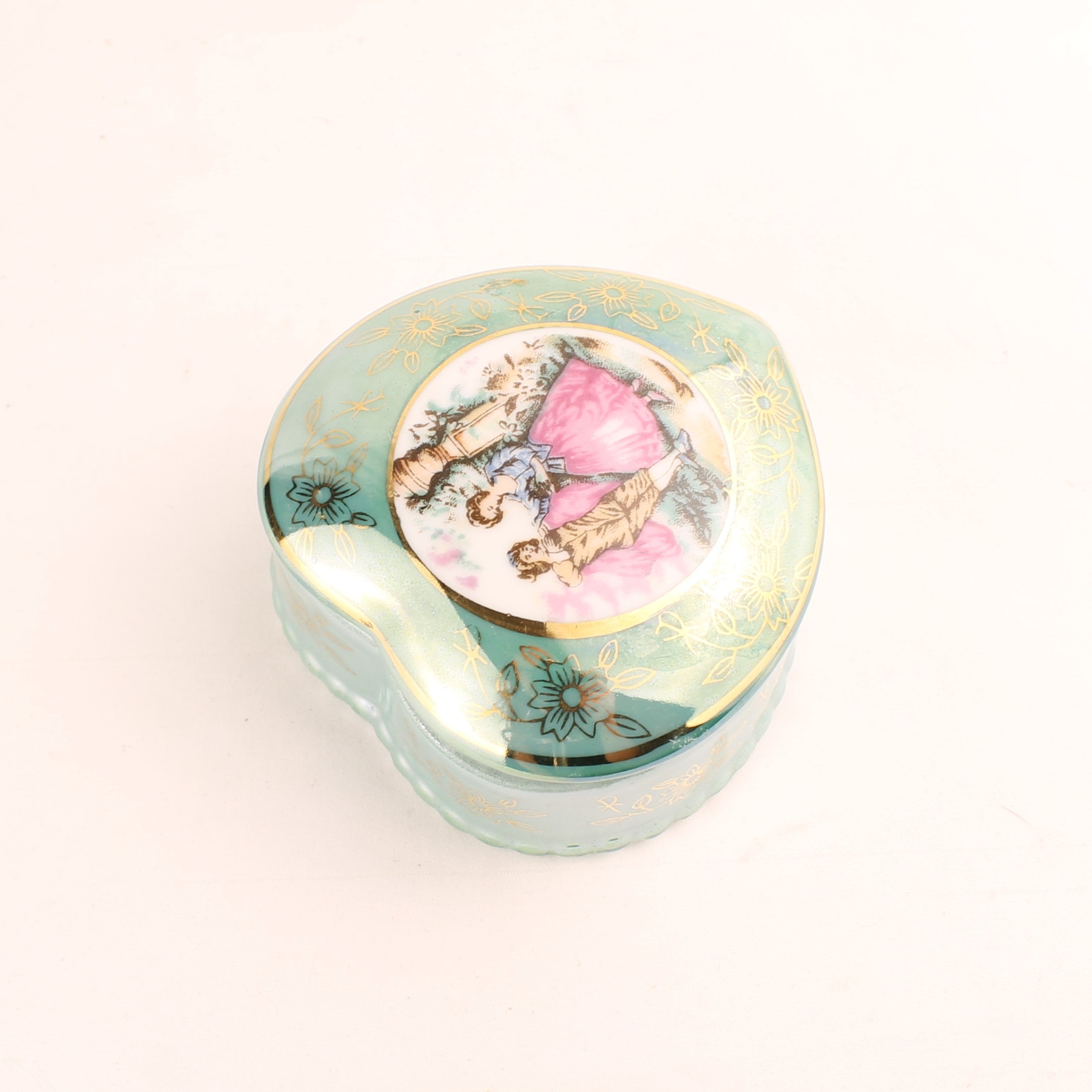 Porseleinen Hartvorm Doosje met Romantisch Tafereel – Turquoise Lusterglazuur