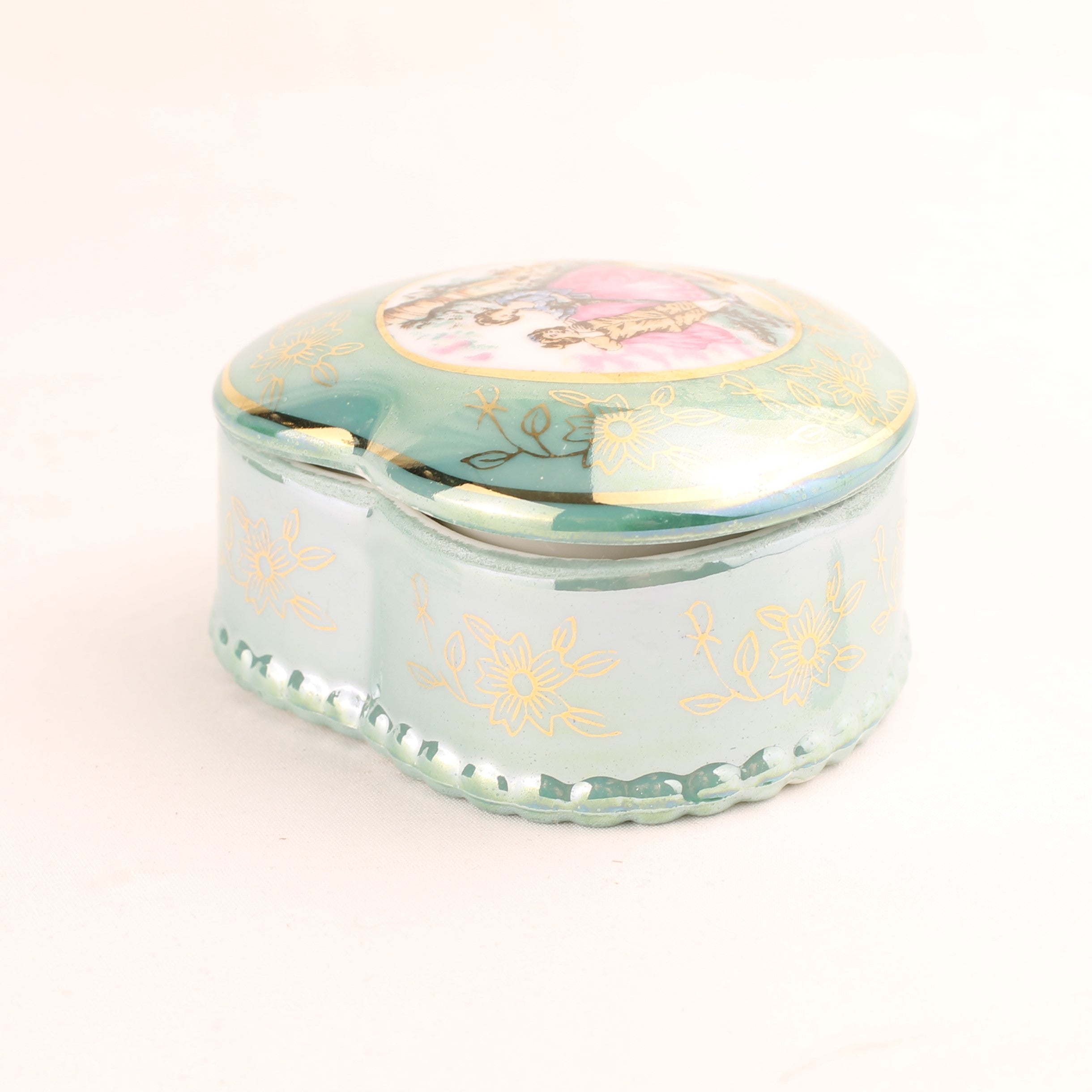 Porseleinen Hartvorm Doosje met Romantisch Tafereel – Turquoise Lusterglazuur