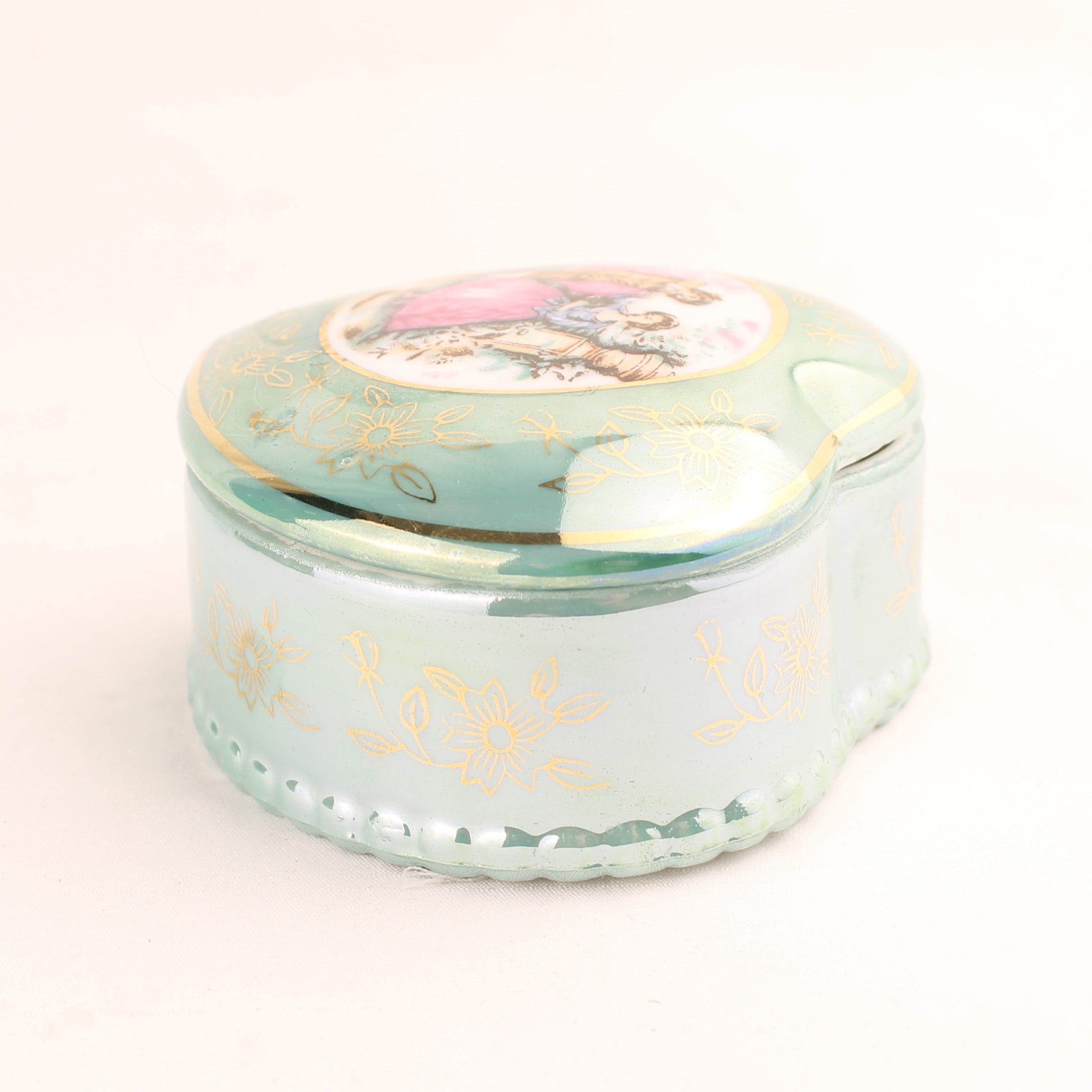 Porseleinen Hartvorm Doosje met Romantisch Tafereel – Turquoise Lusterglazuur