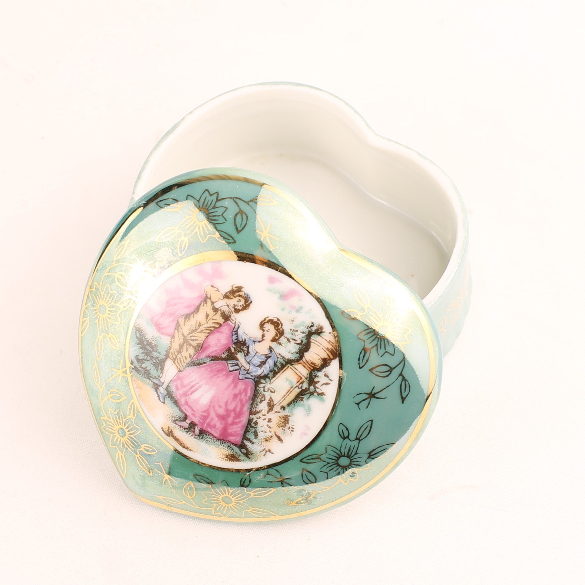 Porseleinen Hartvorm Doosje met Romantisch Tafereel – Turquoise Lusterglazuur