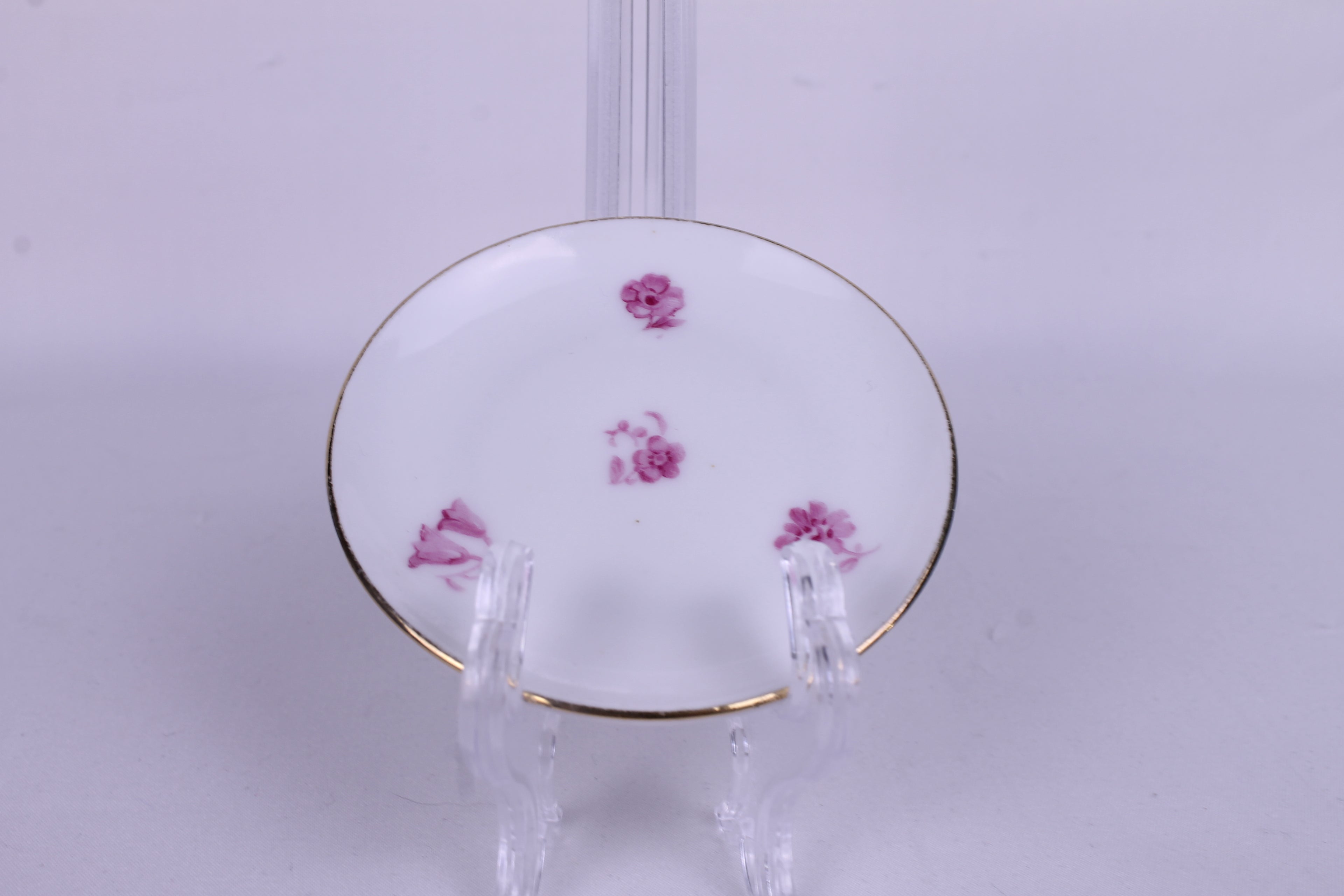 Porseleinen schaaltje met roze bloemen – goudrand (ca. 1940–1960)