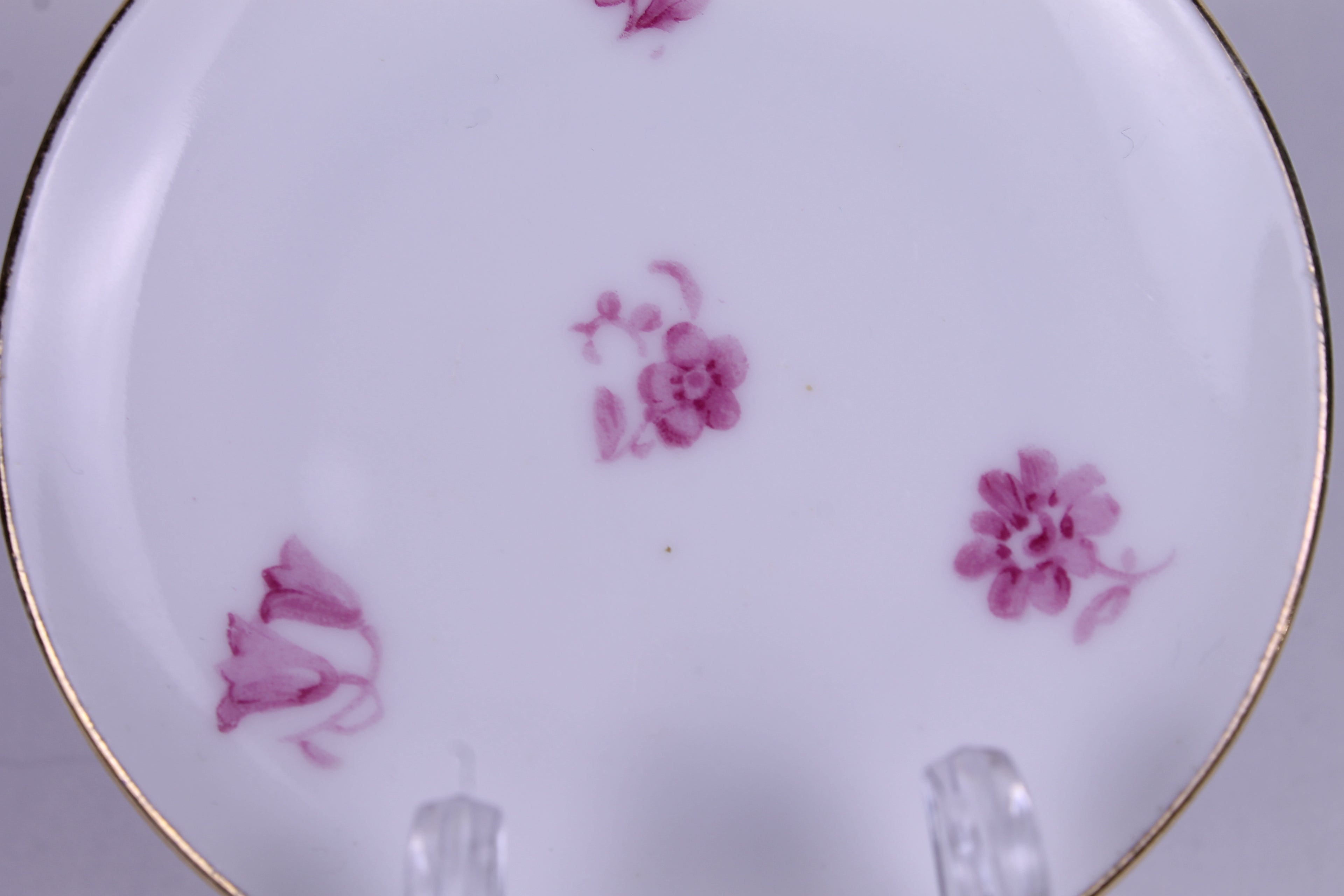 Porseleinen schaaltje met roze bloemen – goudrand (ca. 1940–1960)