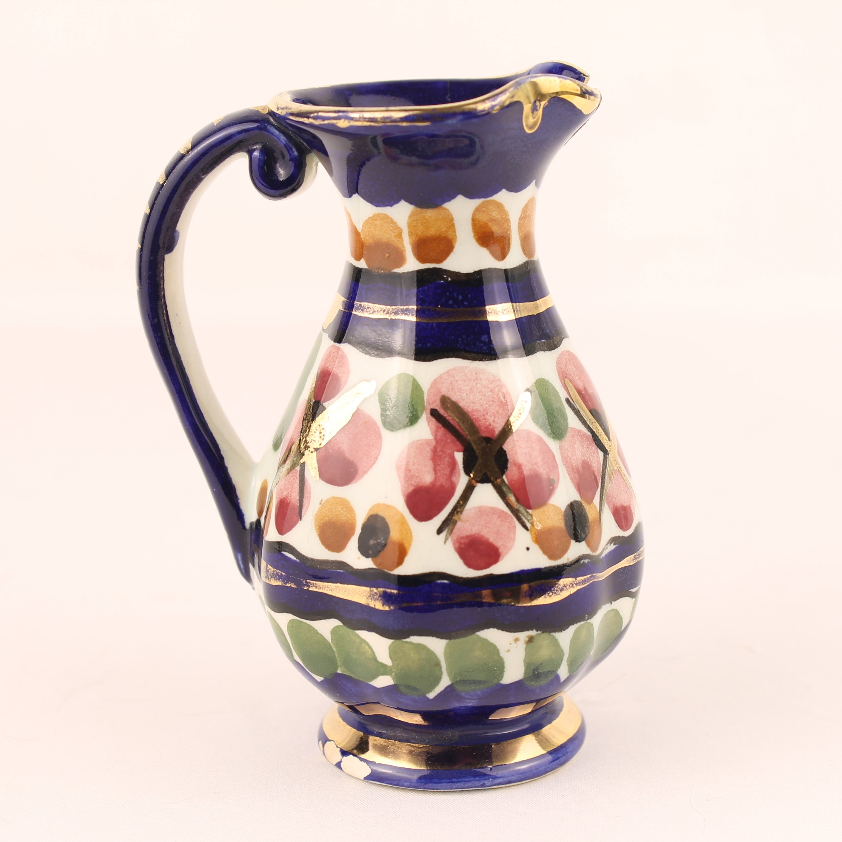 Majolica Kannetje Holland 527 – Vintage Handbeschilderd Aardewerk met Goudaccenten