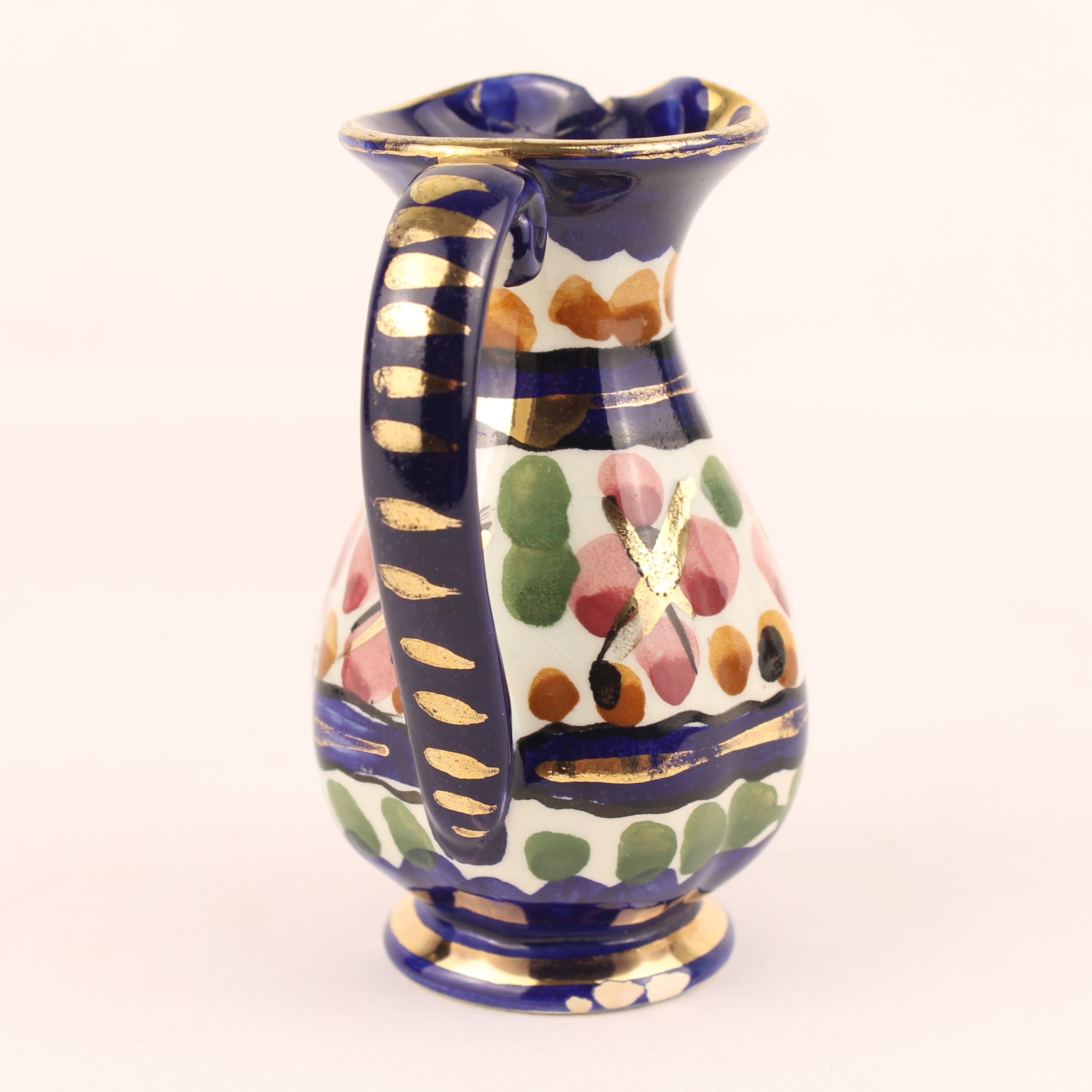 Majolica Kannetje Holland 527 – Vintage Handbeschilderd Aardewerk met Goudaccenten