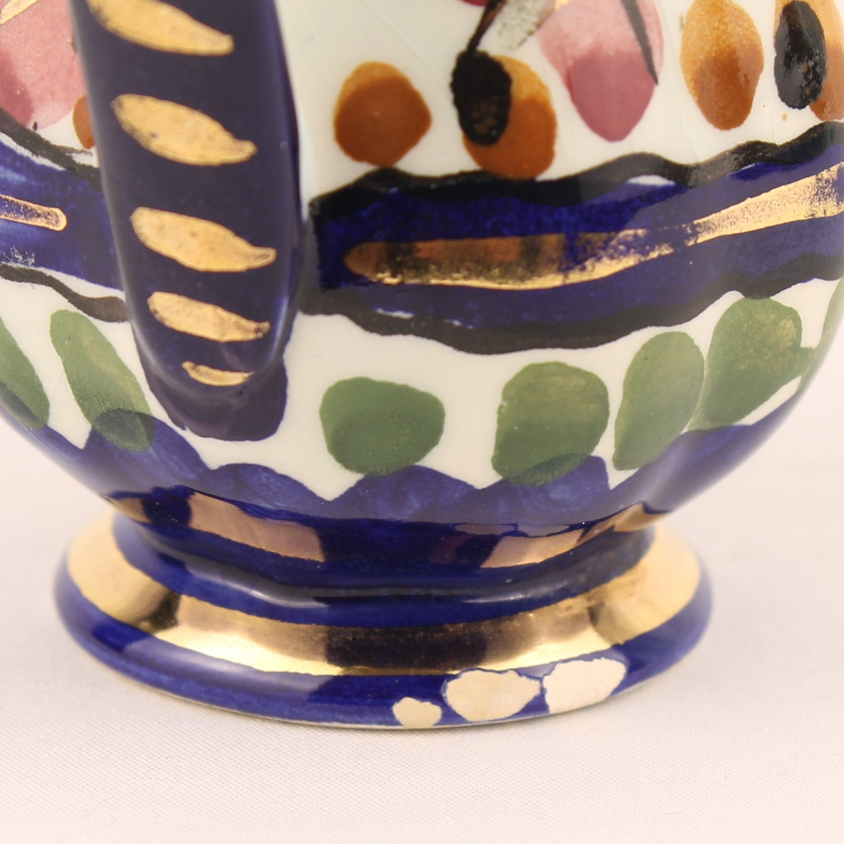 Majolica Kannetje Holland 527 – Vintage Handbeschilderd Aardewerk met Goudaccenten