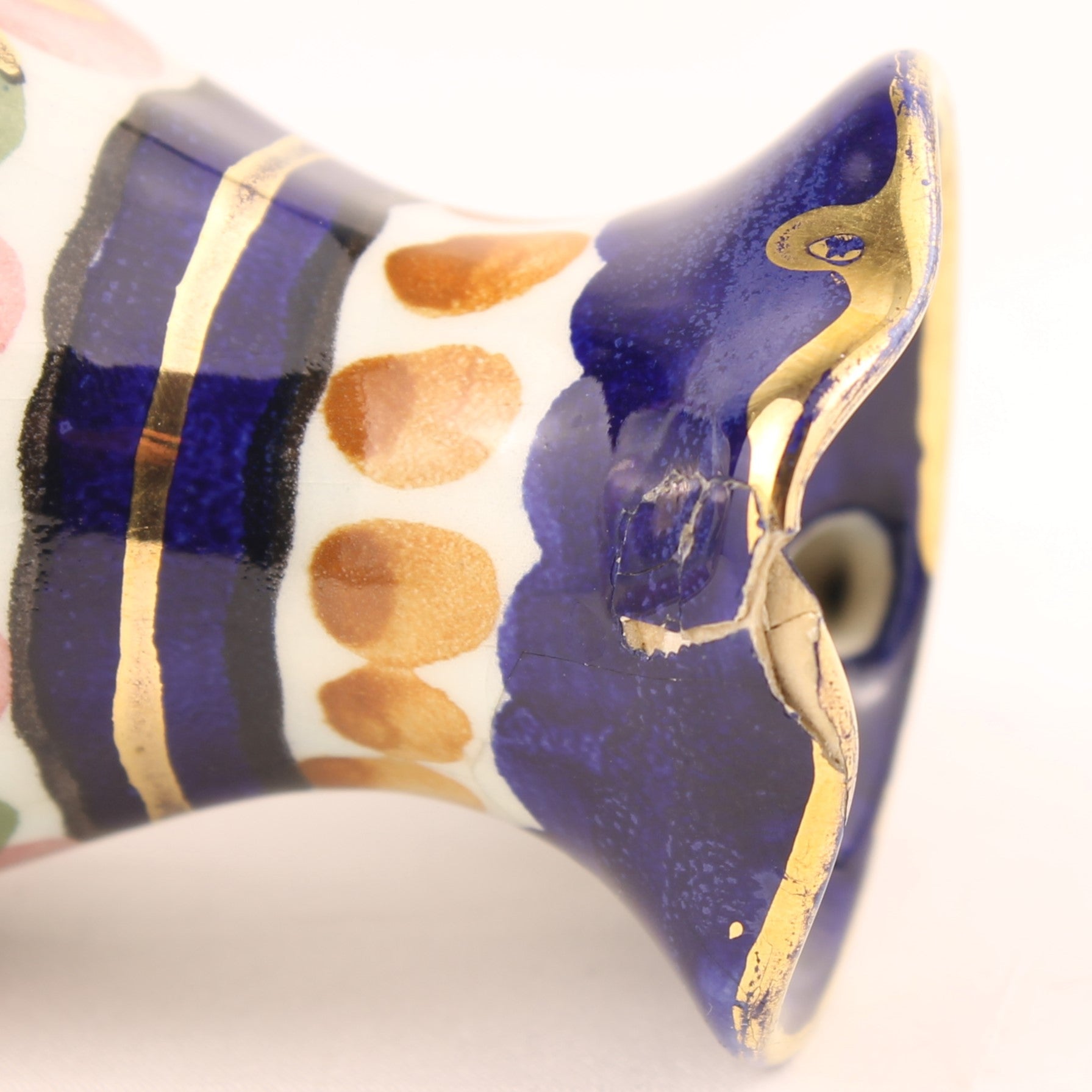 Majolica Kannetje Holland 527 – Vintage Handbeschilderd Aardewerk met Goudaccenten