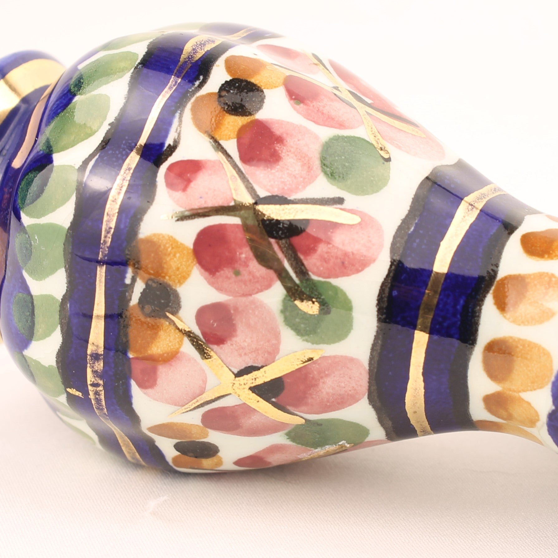 Majolica Kannetje Holland 527 – Vintage Handbeschilderd Aardewerk met Goudaccenten