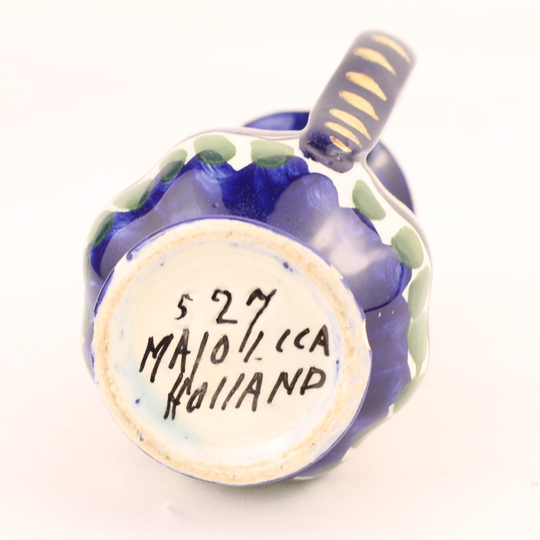 Majolica Kannetje Holland 527 – Vintage Handbeschilderd Aardewerk met Goudaccenten