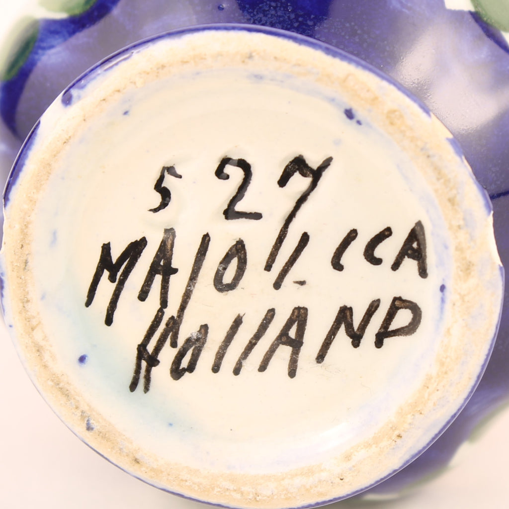 Majolica Kannetje Holland 527 – Vintage Handbeschilderd Aardewerk met Goudaccenten
