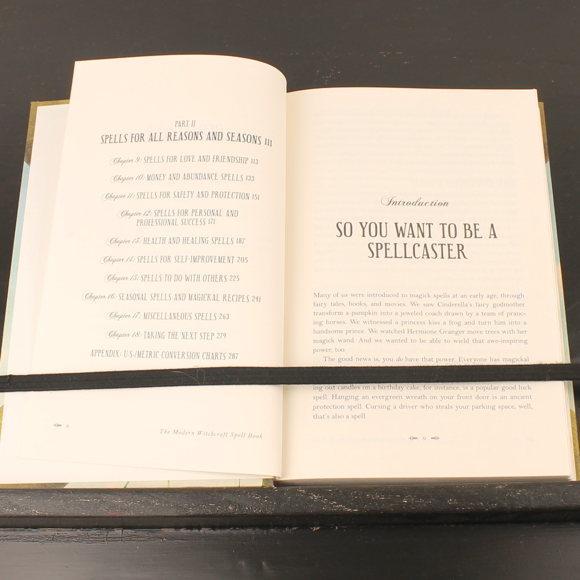 The Modern Witchcraft Spell Book | Skye Alexander | Hardcover | Adams Media | 2015