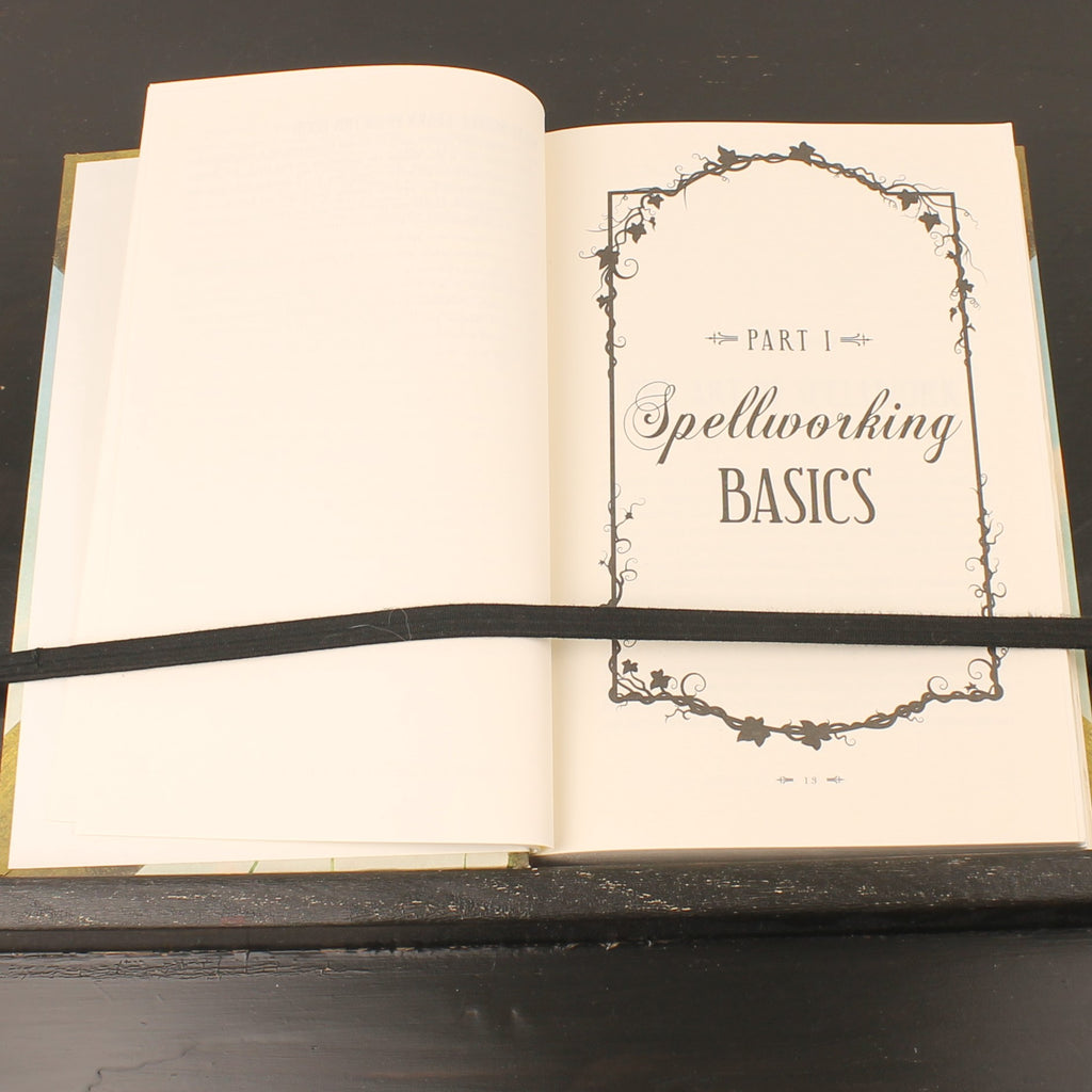 The Modern Witchcraft Spell Book | Skye Alexander | Hardcover | Adams Media | 2015