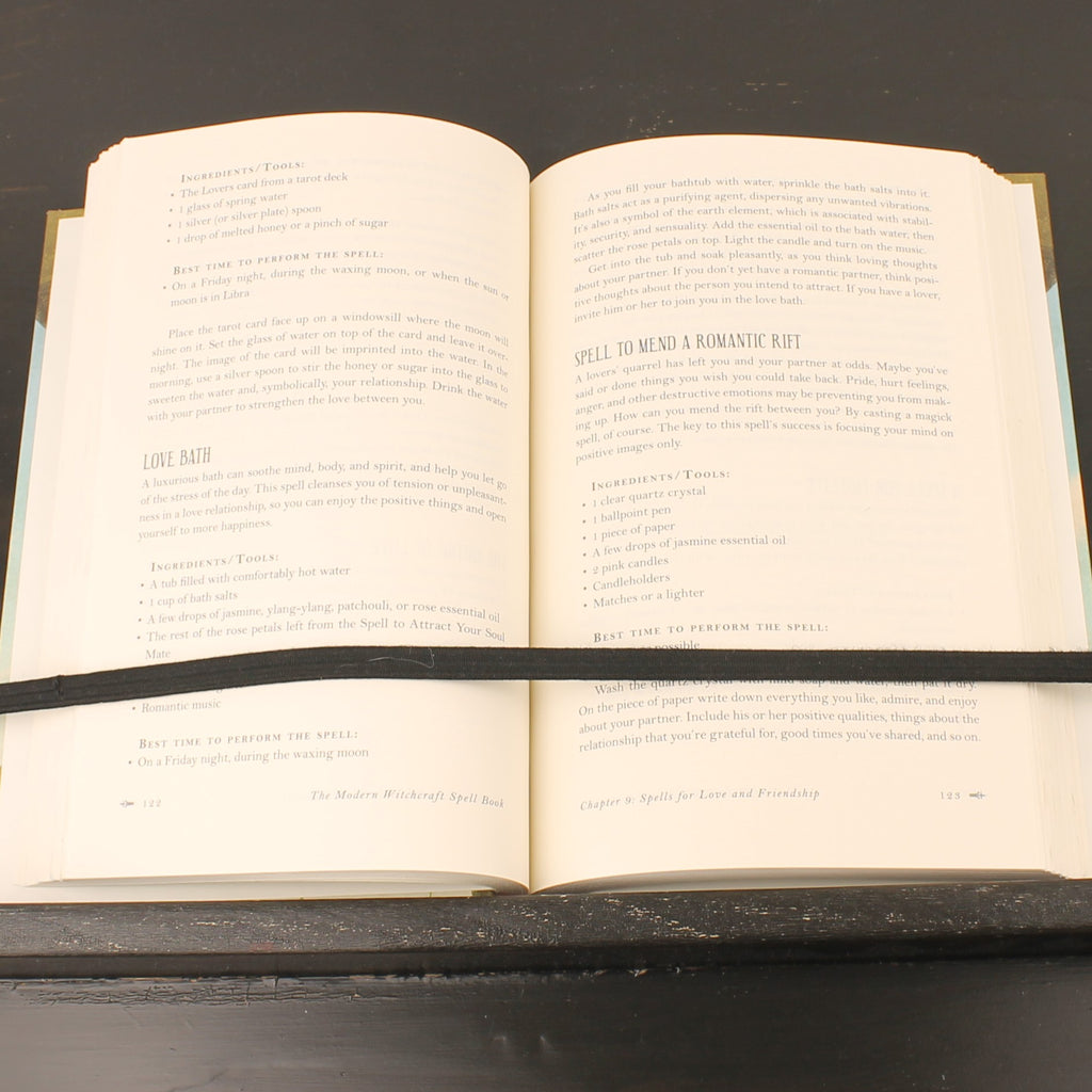 The Modern Witchcraft Spell Book | Skye Alexander | Hardcover | Adams Media | 2015