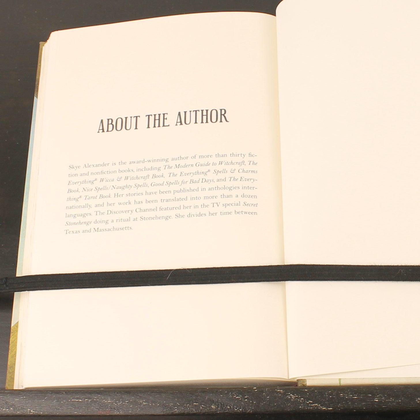 The Modern Witchcraft Spell Book | Skye Alexander | Hardcover | Adams Media | 2015
