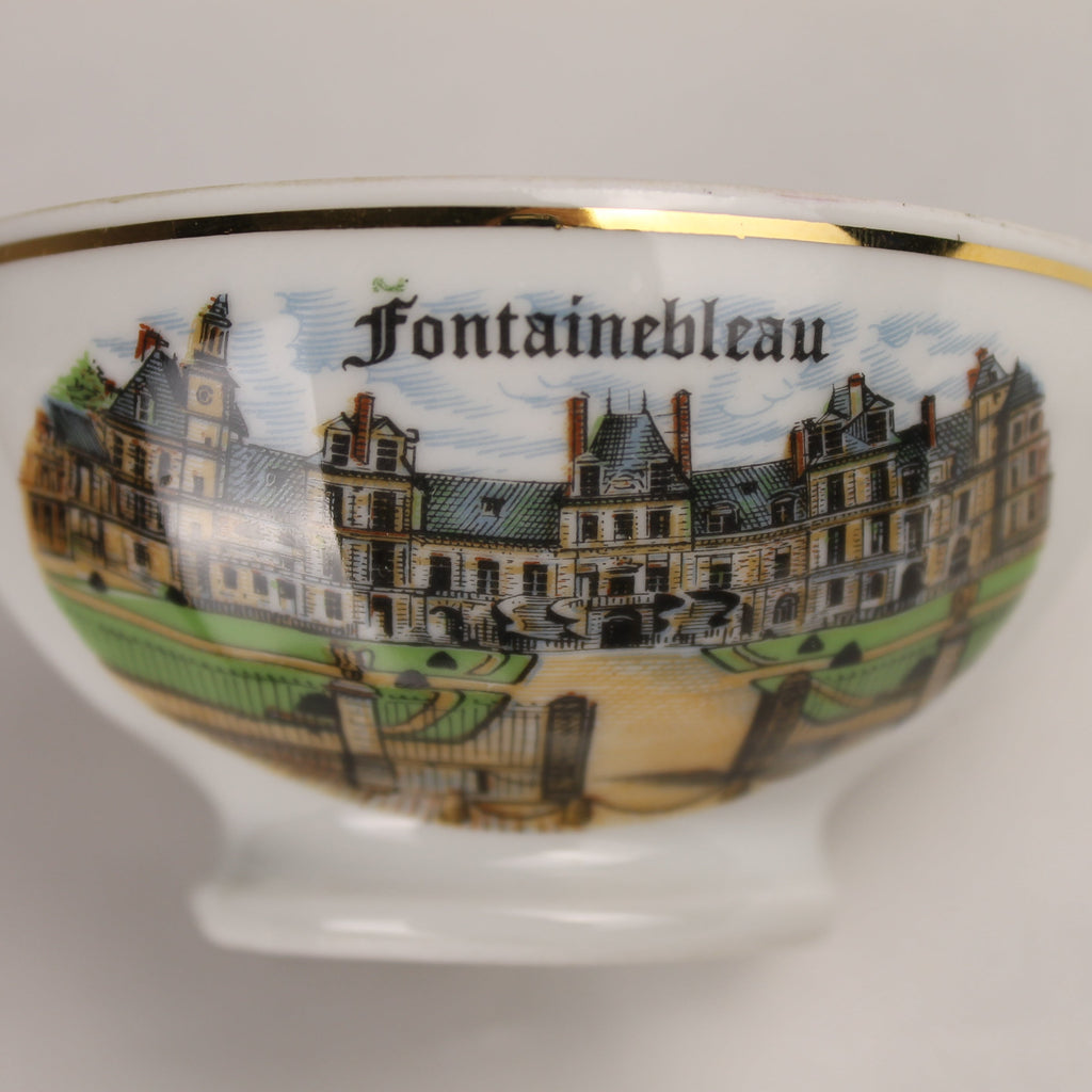 Decorative bowl with a scenic depiction of Fontainebleau on a white background