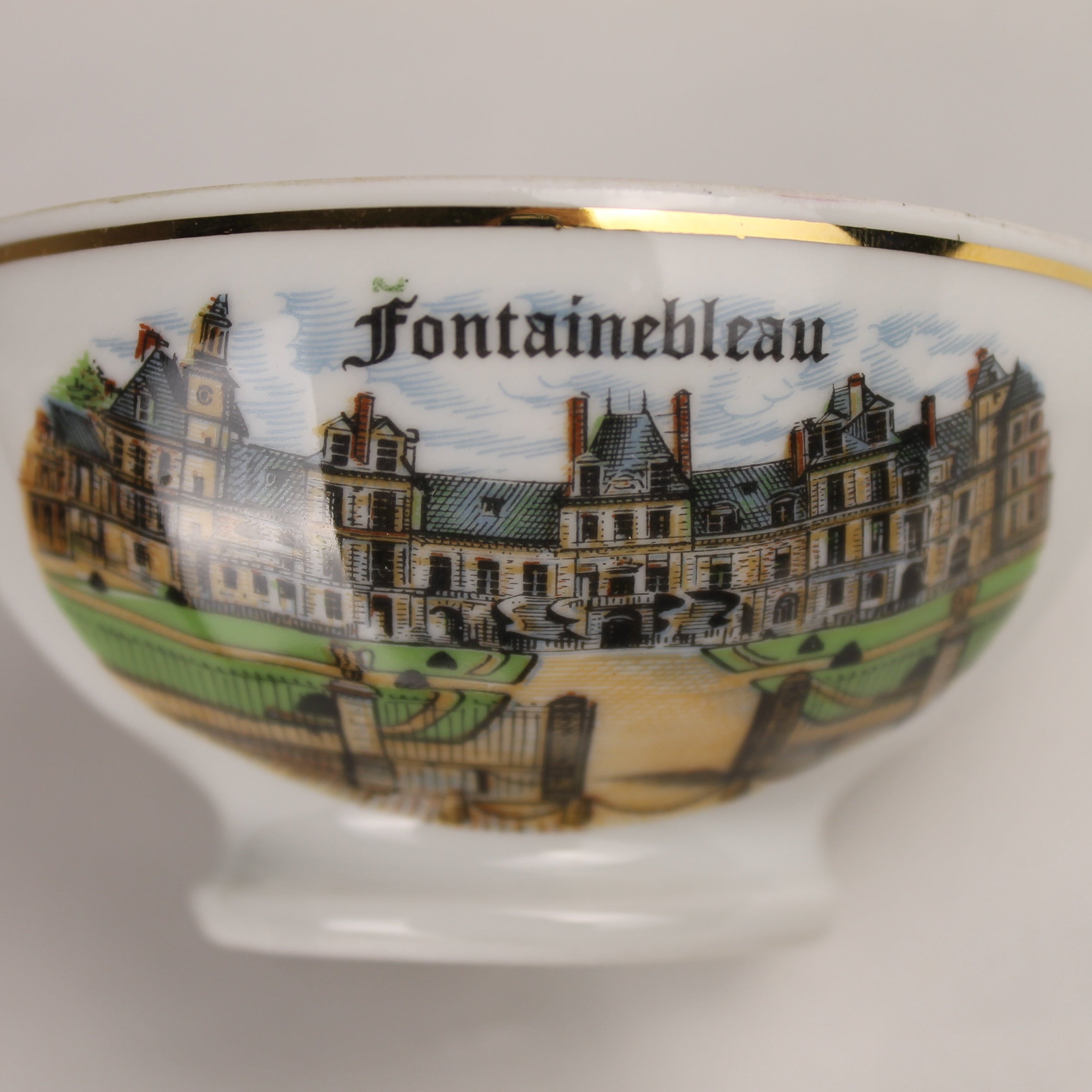 Decorative bowl with a scenic depiction of Fontainebleau on a white background