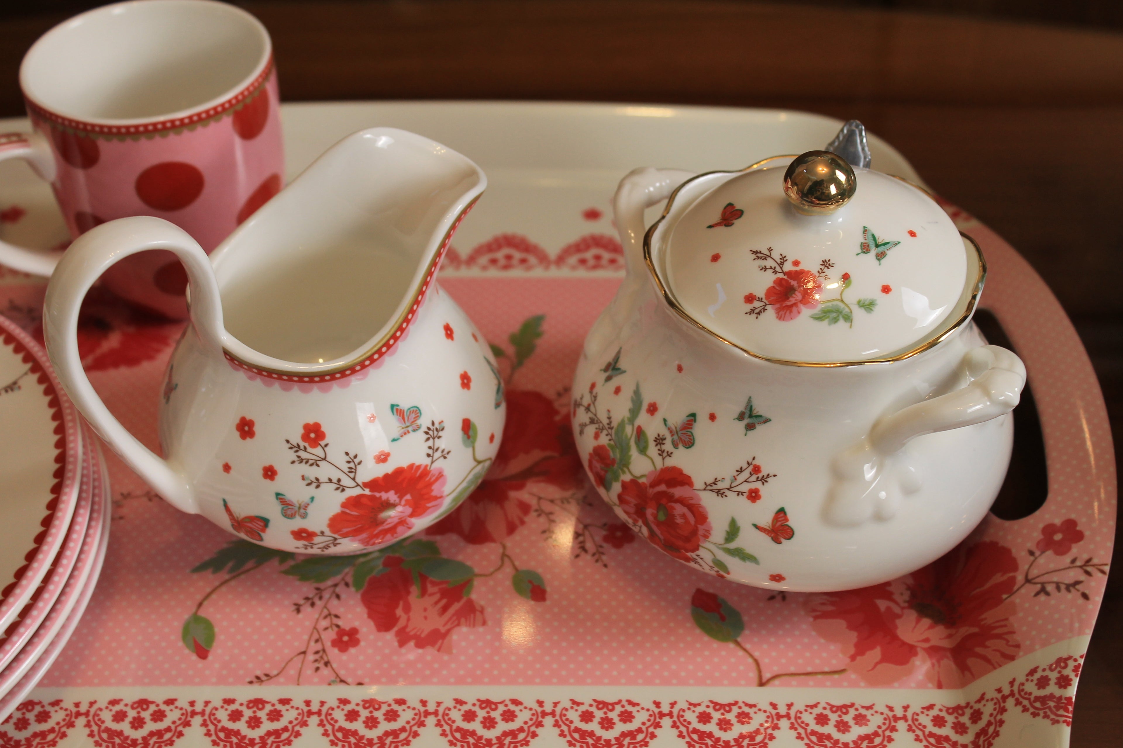 Room Seven “Winter Poppy” – Complete Serviesset (13-delig) – Mokjes, Bordjes, Suikerpot, Melkkannetje & Etagère