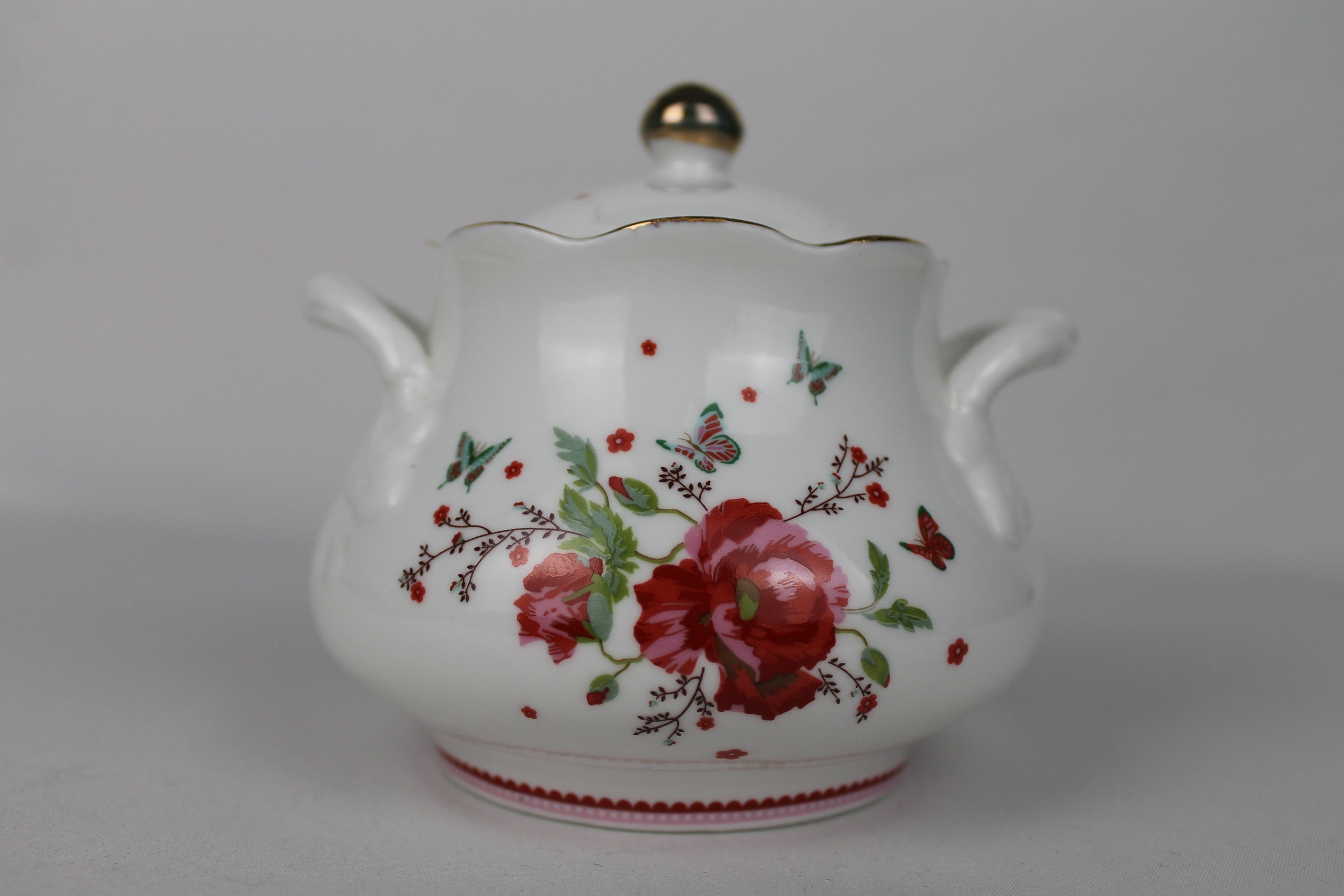 Room Seven “Winter Poppy” – Complete Serviesset (13-delig) – Mokjes, Bordjes, Suikerpot, Melkkannetje & Etagère