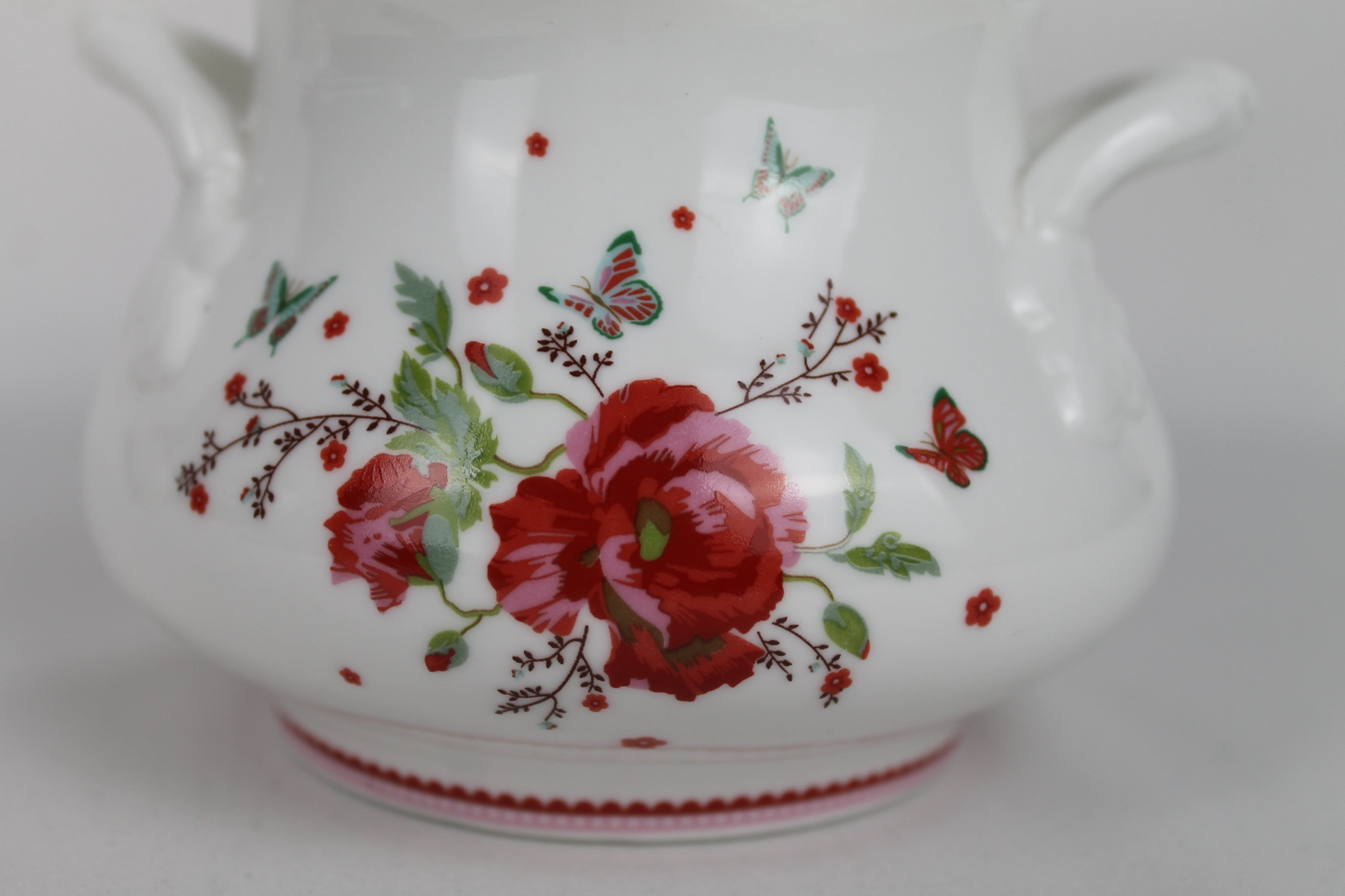Room Seven “Winter Poppy” – Complete Serviesset (13-delig) – Mokjes, Bordjes, Suikerpot, Melkkannetje & Etagère