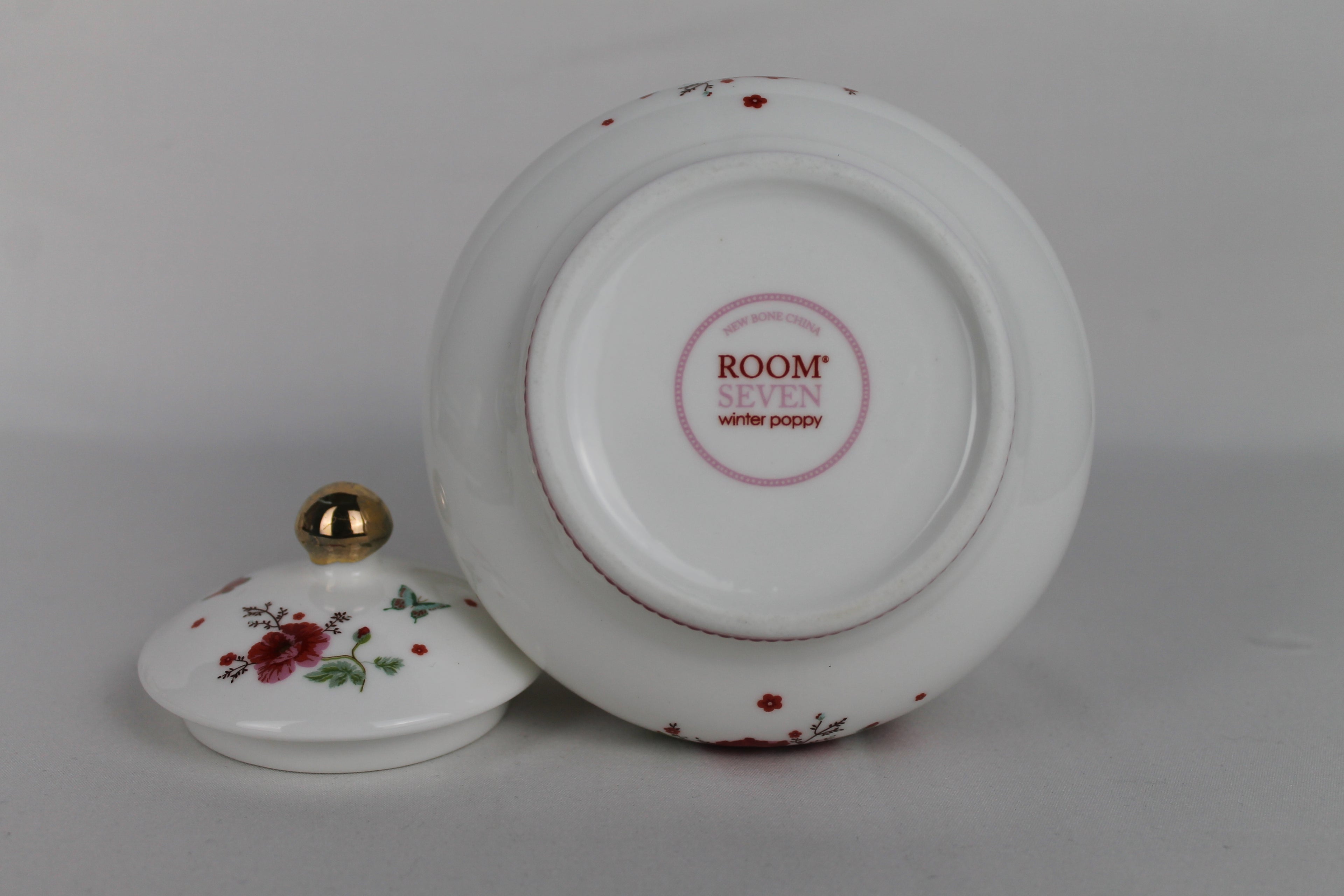 Room Seven “Winter Poppy” – Complete Serviesset (13-delig) – Mokjes, Bordjes, Suikerpot, Melkkannetje & Etagère