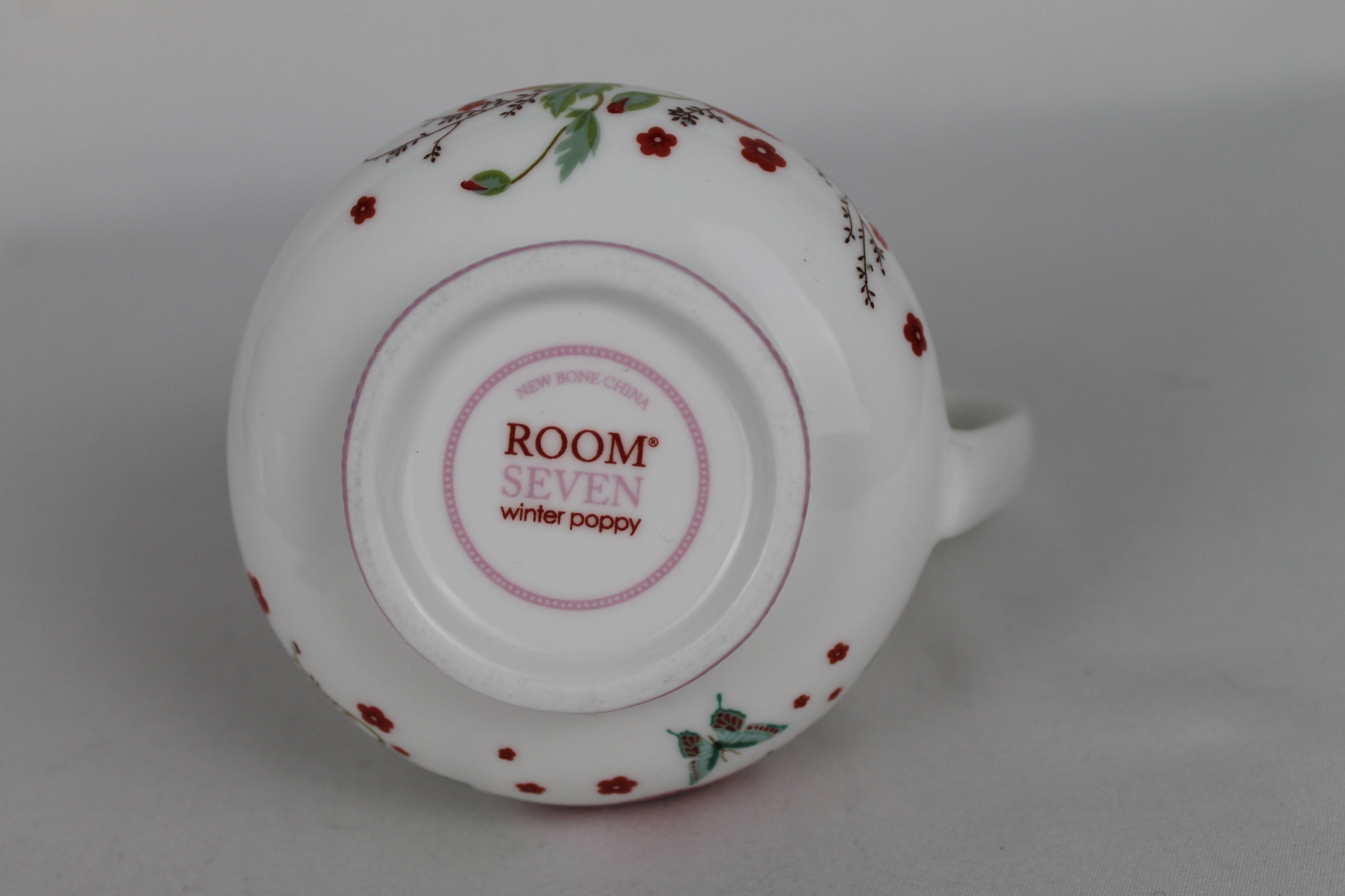 Room Seven “Winter Poppy” – Complete Serviesset (13-delig) – Mokjes, Bordjes, Suikerpot, Melkkannetje & Etagère