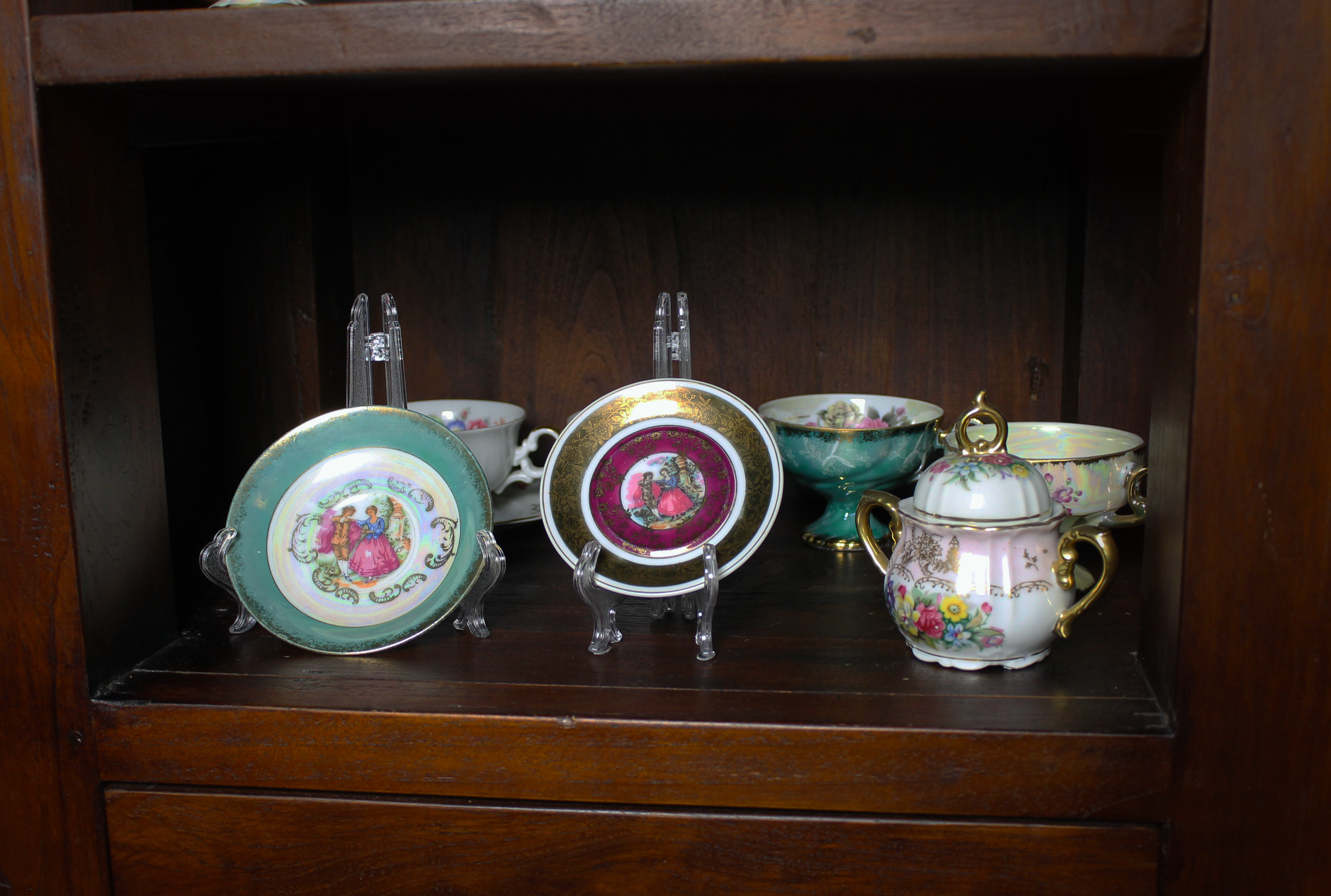 Set van 2 Vintage Lusterware Mini-Schoteltjes – Romantische Rococo Scènes – Goudaccenten