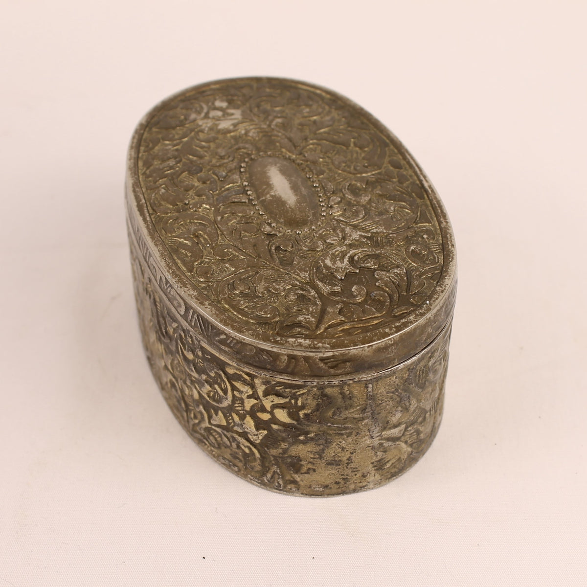 Vintage ovaal sierdoosje van witmetaal met rode fluwelen voering