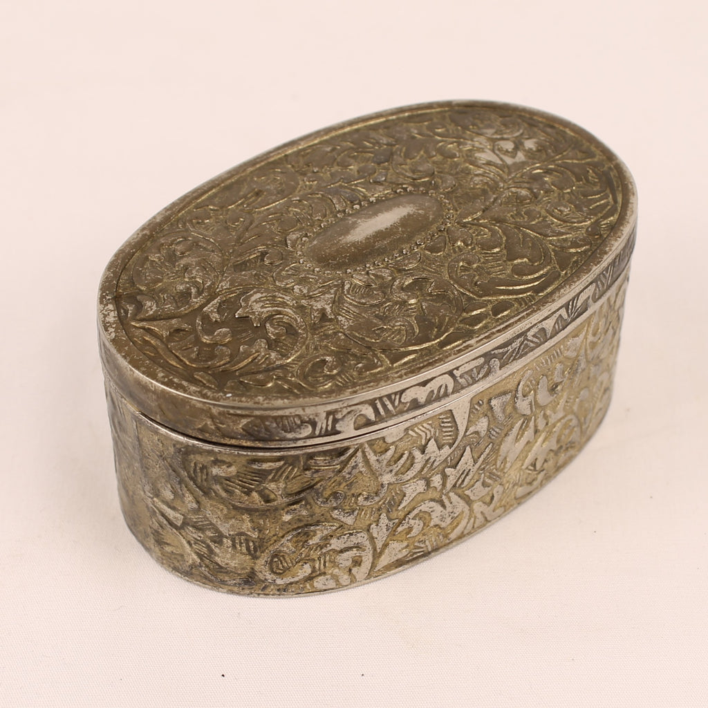 Vintage ovaal sierdoosje van witmetaal met rode fluwelen voering