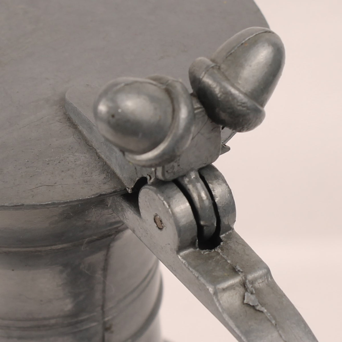 Tinnen schenkkannen met scharnierdeksel (Set van 2) | Decoratief Europees pewter | 25 & 14,5 cm