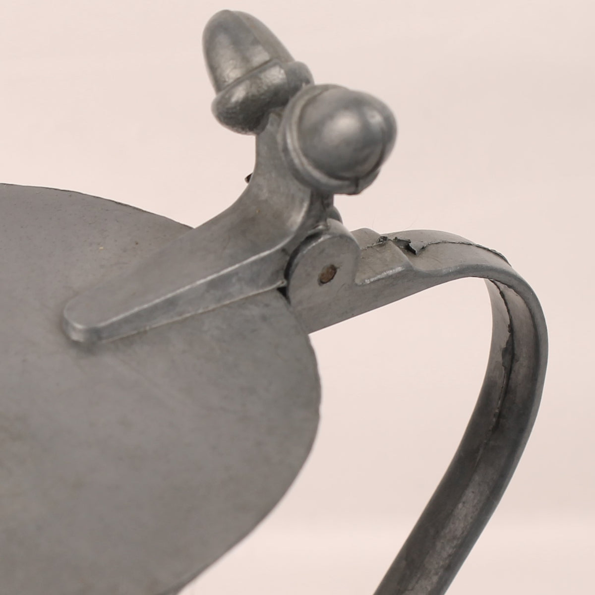 Tinnen schenkkannen met scharnierdeksel (Set van 2) | Decoratief Europees pewter | 25 & 14,5 cm