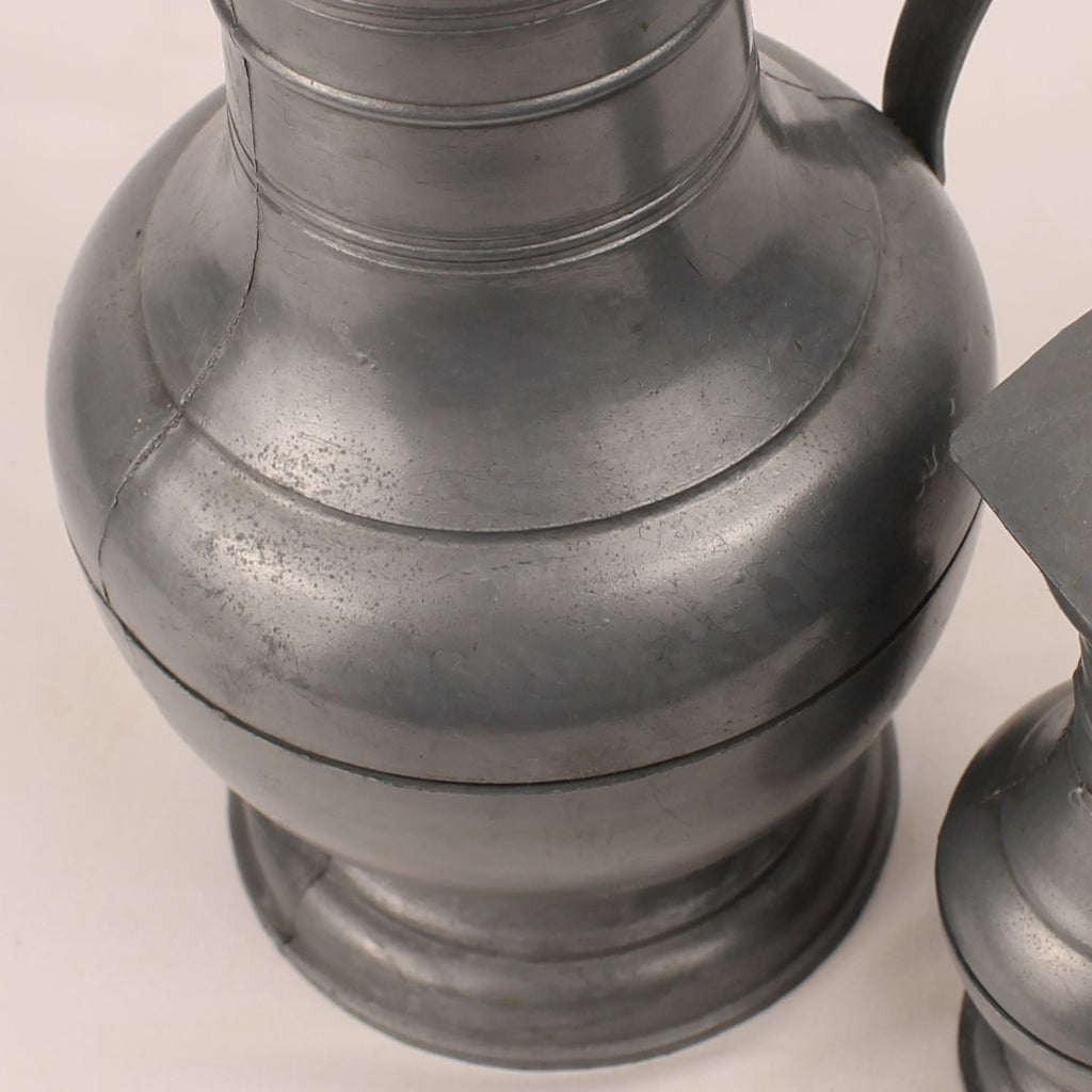 Tinnen schenkkannen met scharnierdeksel (Set van 2) | Decoratief Europees pewter | 25 & 14,5 cm