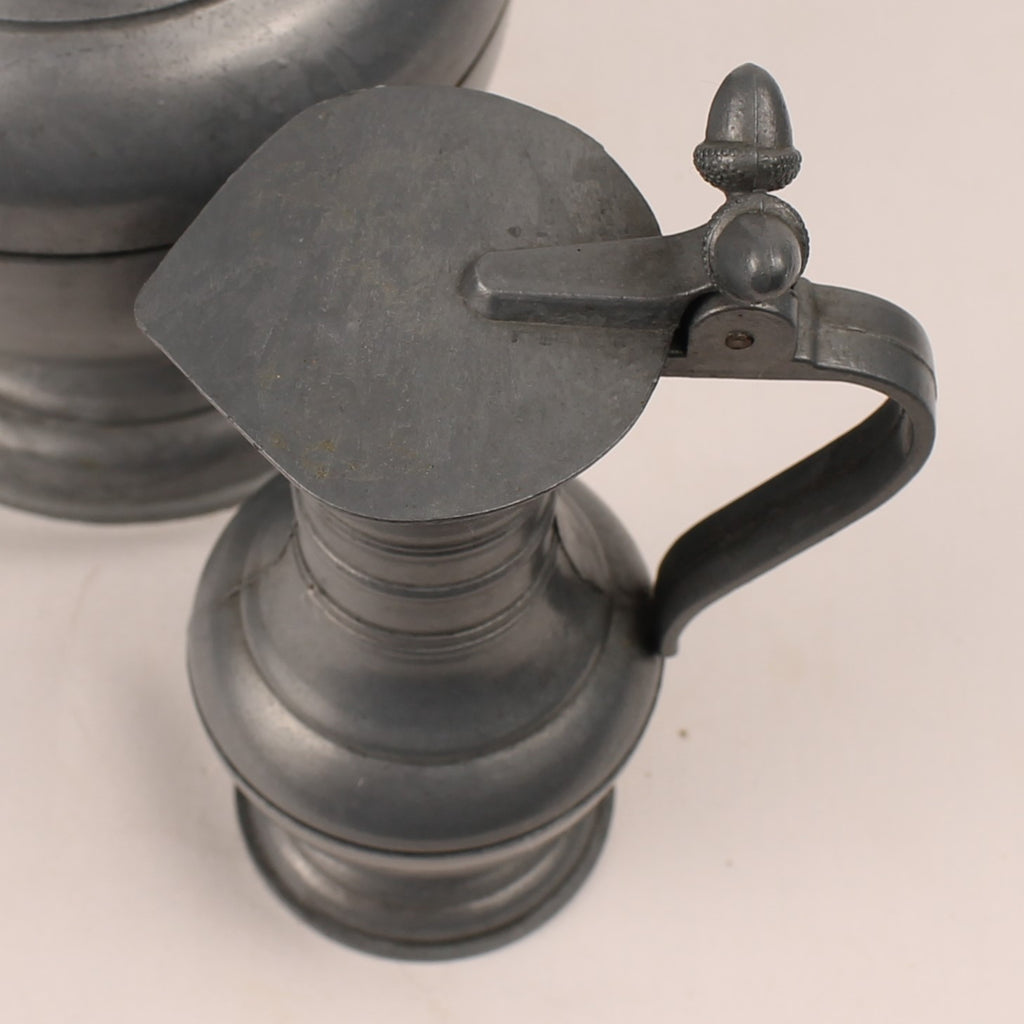 Tinnen schenkkannen met scharnierdeksel (Set van 2) | Decoratief Europees pewter | 25 & 14,5 cm
