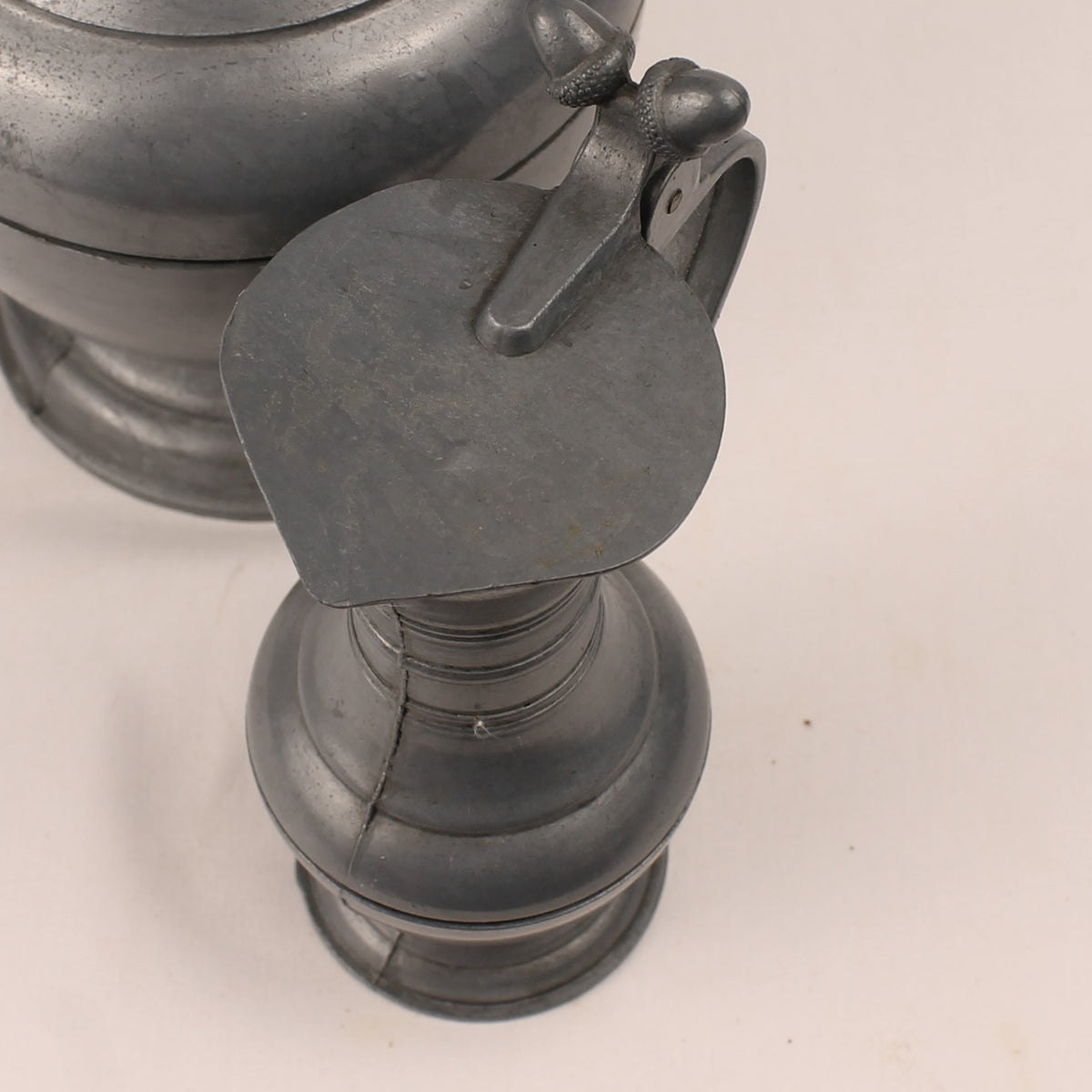 Tinnen schenkkannen met scharnierdeksel (Set van 2) | Decoratief Europees pewter | 25 & 14,5 cm