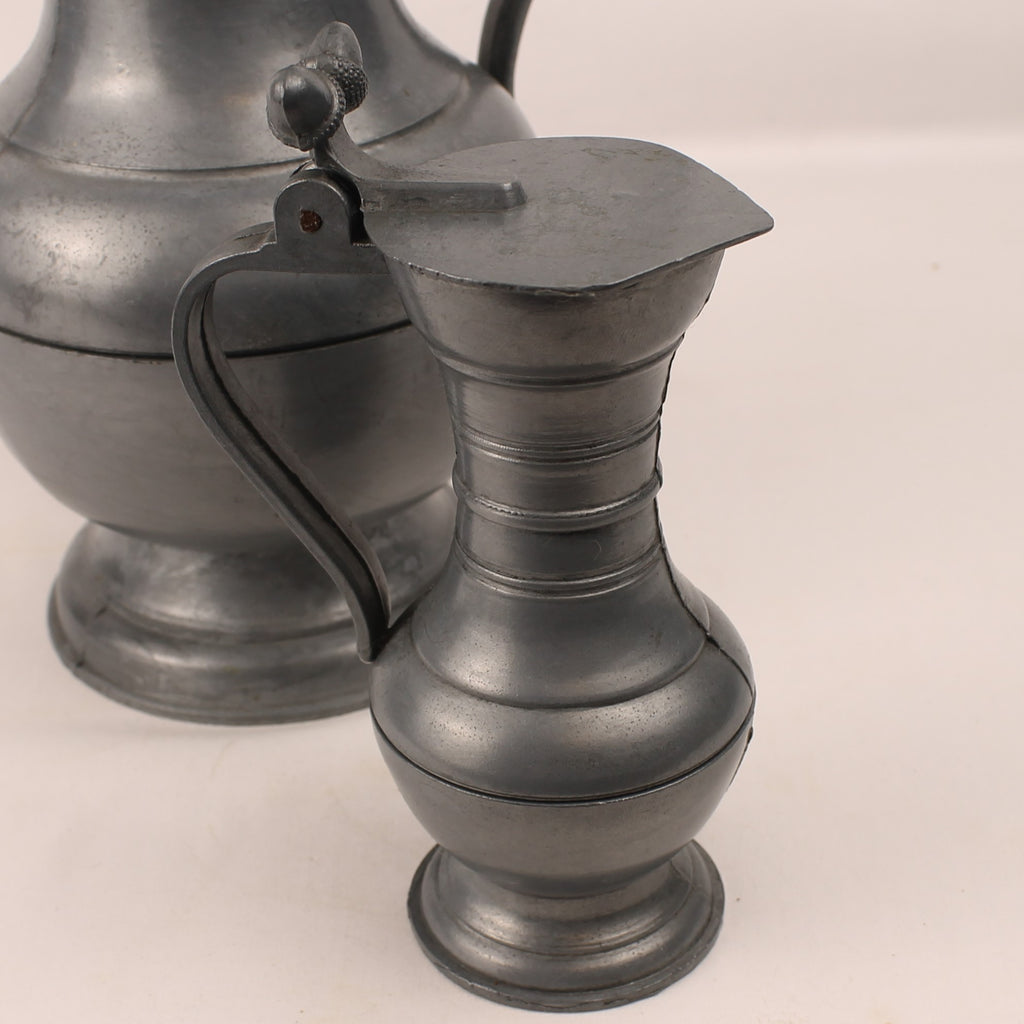 Tinnen schenkkannen met scharnierdeksel (Set van 2) | Decoratief Europees pewter | 25 & 14,5 cm