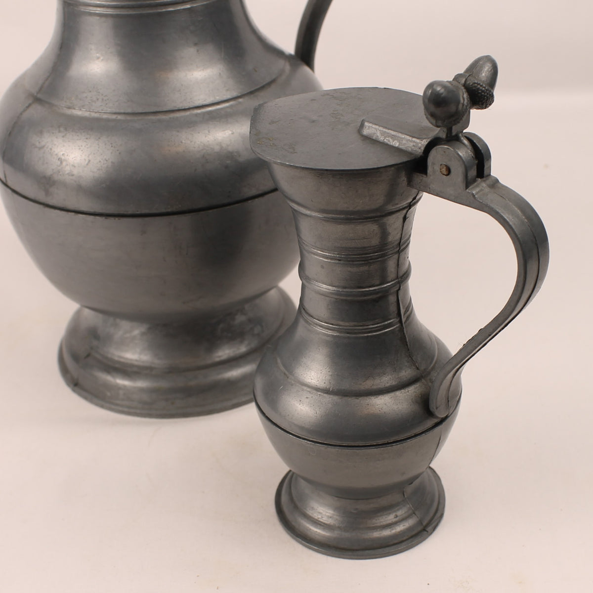 Tinnen schenkkannen met scharnierdeksel (Set van 2) | Decoratief Europees pewter | 25 & 14,5 cm