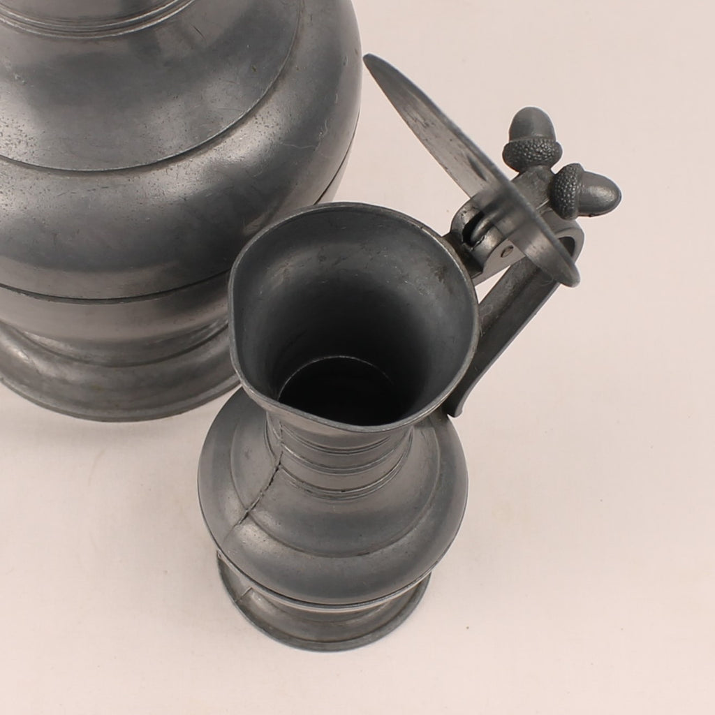 Tinnen schenkkannen met scharnierdeksel (Set van 2) | Decoratief Europees pewter | 25 & 14,5 cm