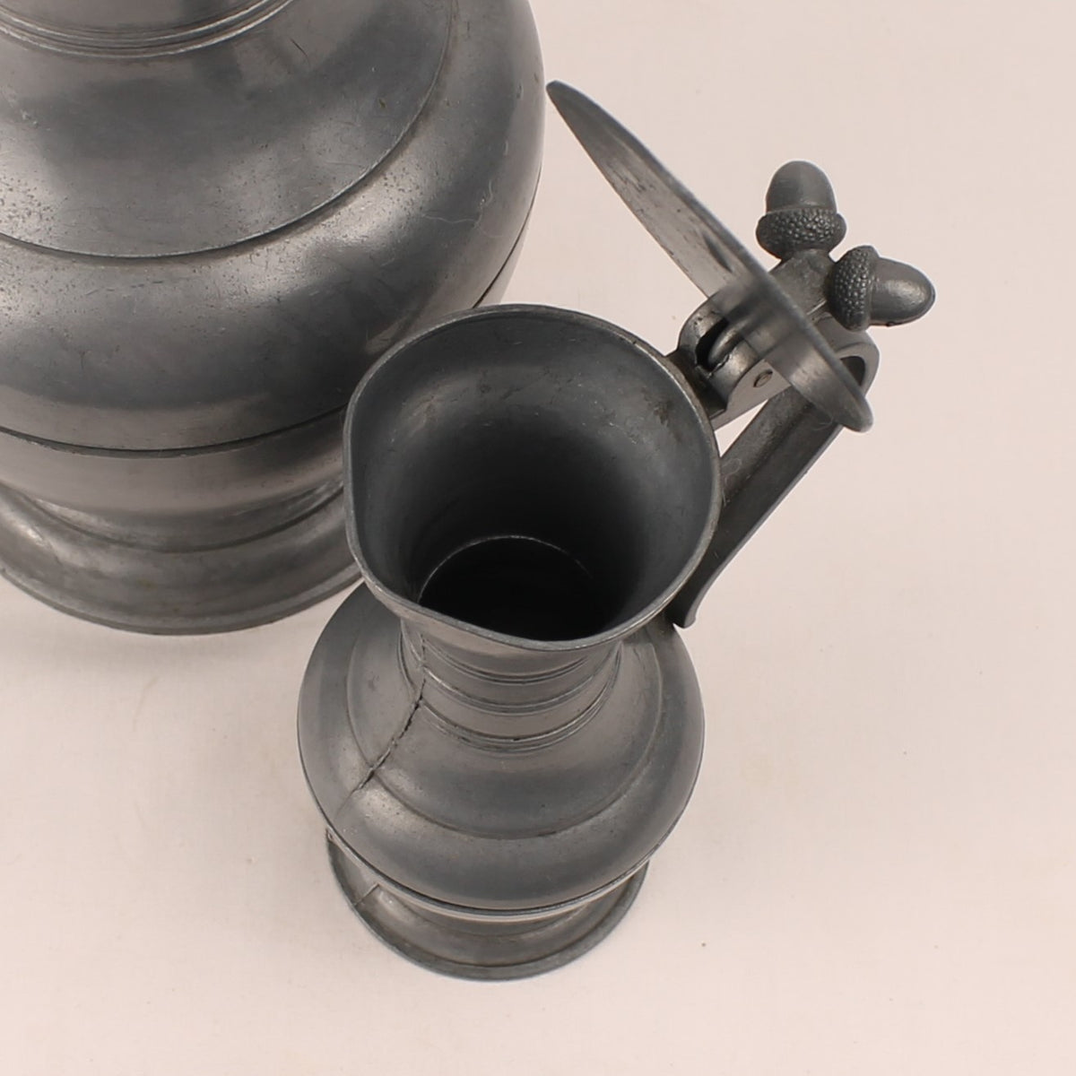 Tinnen schenkkannen met scharnierdeksel (Set van 2) | Decoratief Europees pewter | 25 & 14,5 cm