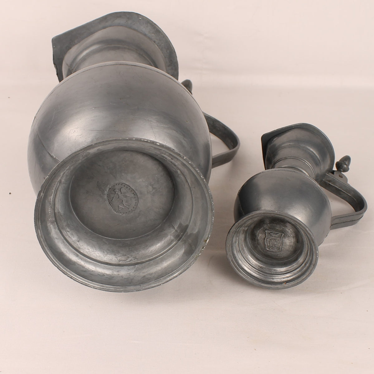 Tinnen schenkkannen met scharnierdeksel (Set van 2) | Decoratief Europees pewter | 25 & 14,5 cm