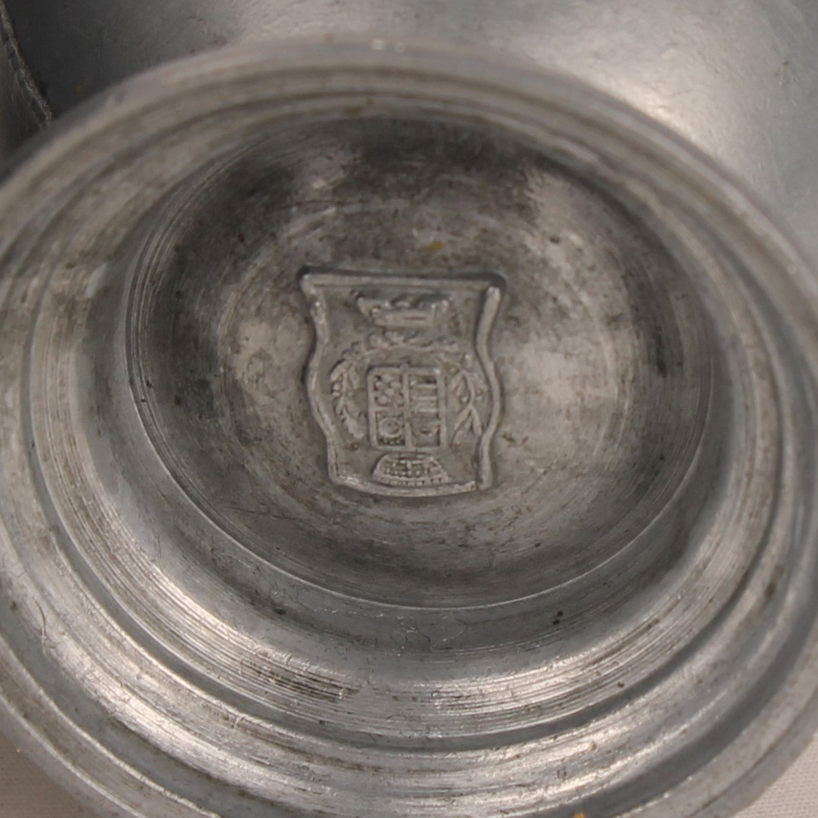 Tinnen schenkkannen met scharnierdeksel (Set van 2) | Decoratief Europees pewter | 25 & 14,5 cm