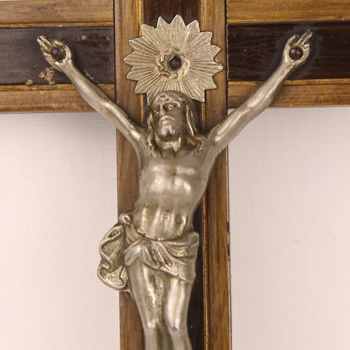 Crucifixo Católico da Europa Central com Corpo em Metal | Cruz de Parede em Madeira | c. 1900