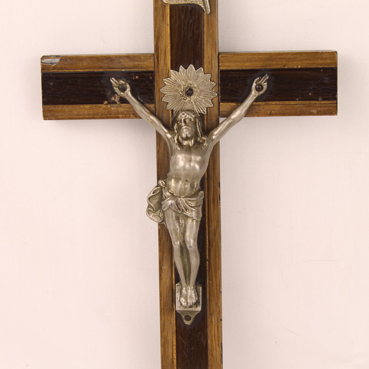 Centraal-Europees Katholiek Crucifix met Metalen Corpus | Houten Wandkruis | ca. 1900