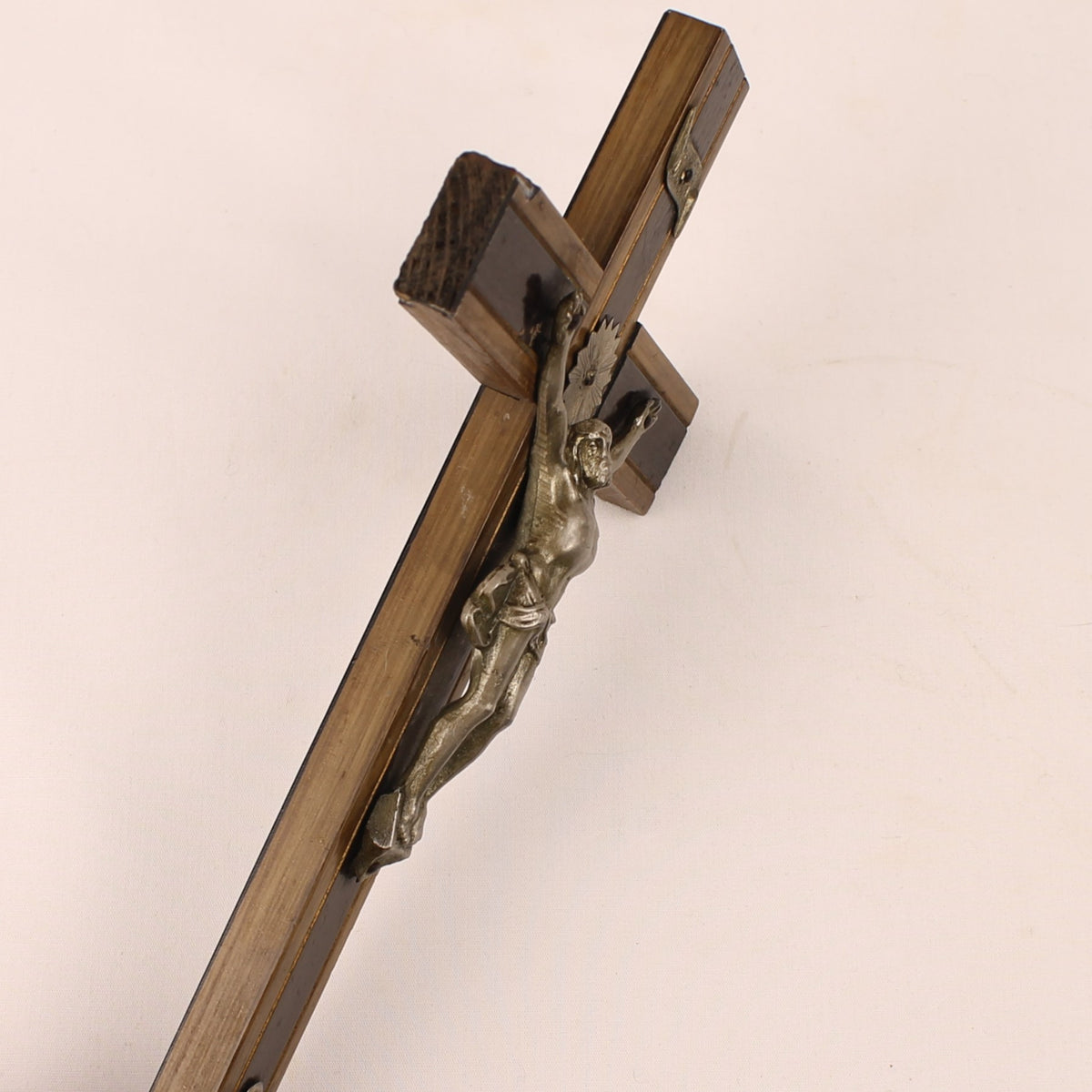 Centraal-Europees Katholiek Crucifix met Metalen Corpus | Houten Wandkruis | ca. 1900