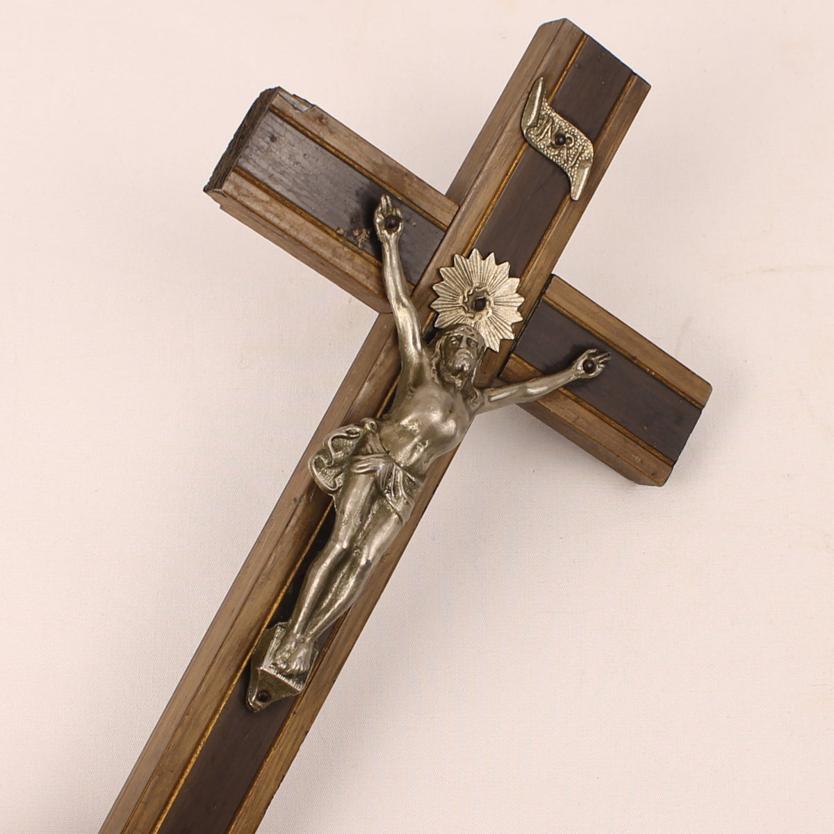Centraal-Europees Katholiek Crucifix met Metalen Corpus | Houten Wandkruis | ca. 1900