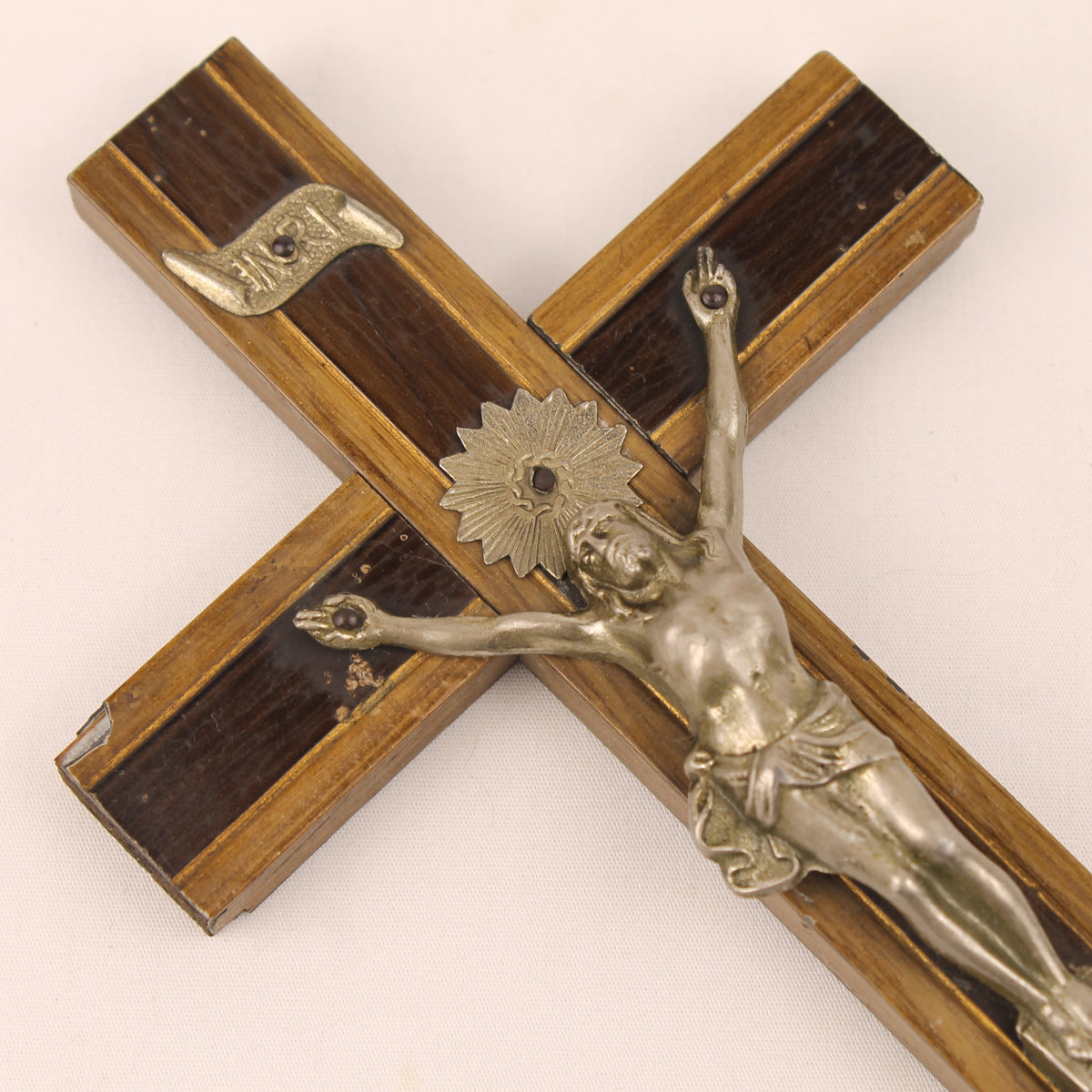 Centraal-Europees Katholiek Crucifix met Metalen Corpus | Houten Wandkruis | ca. 1900