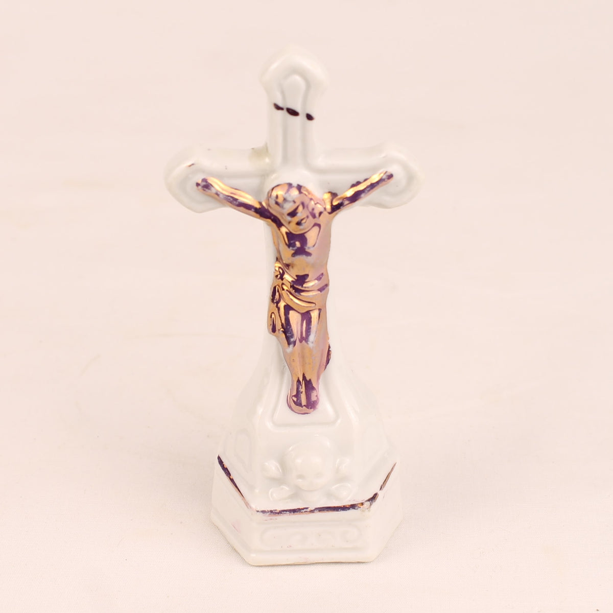 Porseleinen Staand Crucifix met Verguld Christusbeeld | Devotiebeeld | ca. 1930-1955