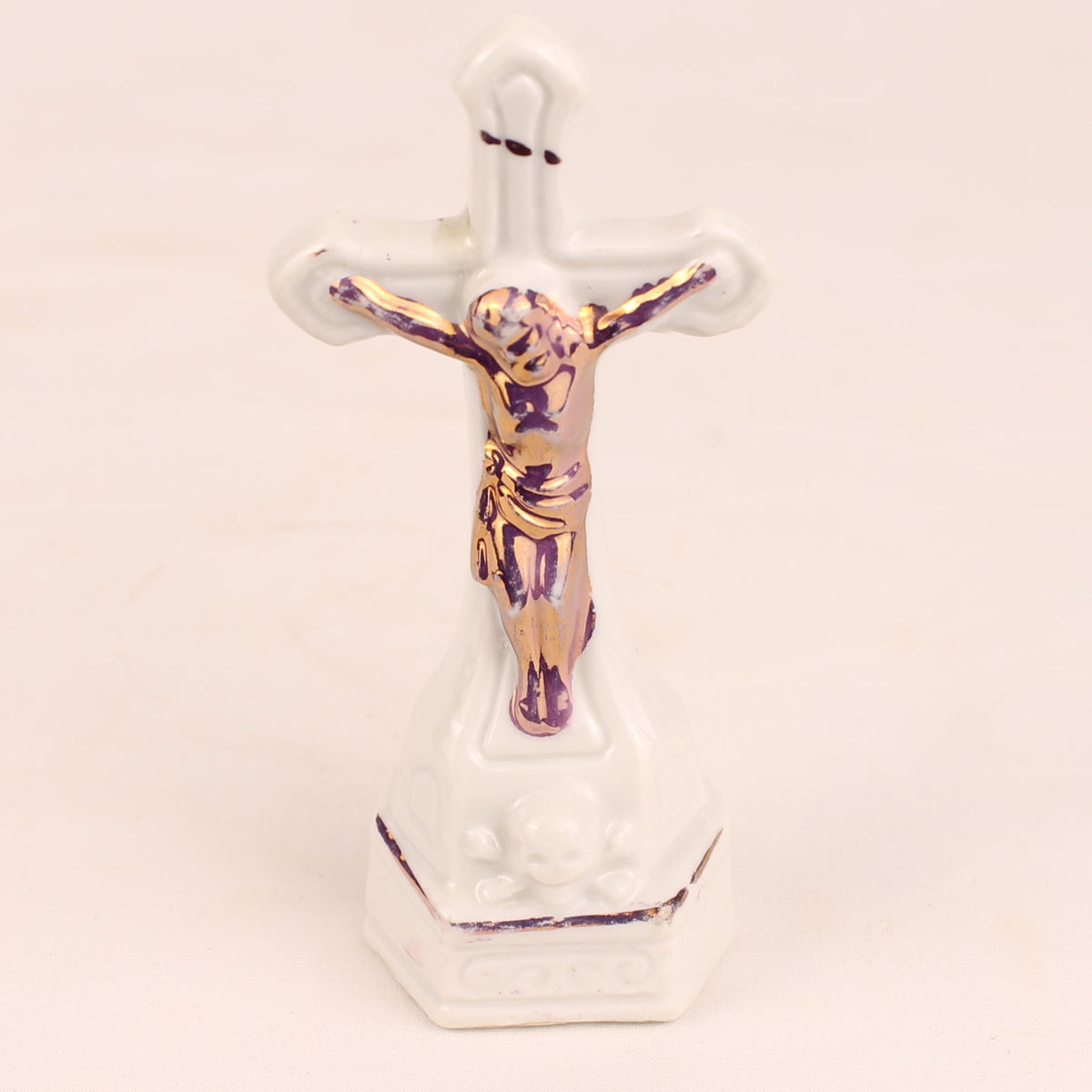 Porseleinen Staand Crucifix met Verguld Christusbeeld | Devotiebeeld | ca. 1930-1955