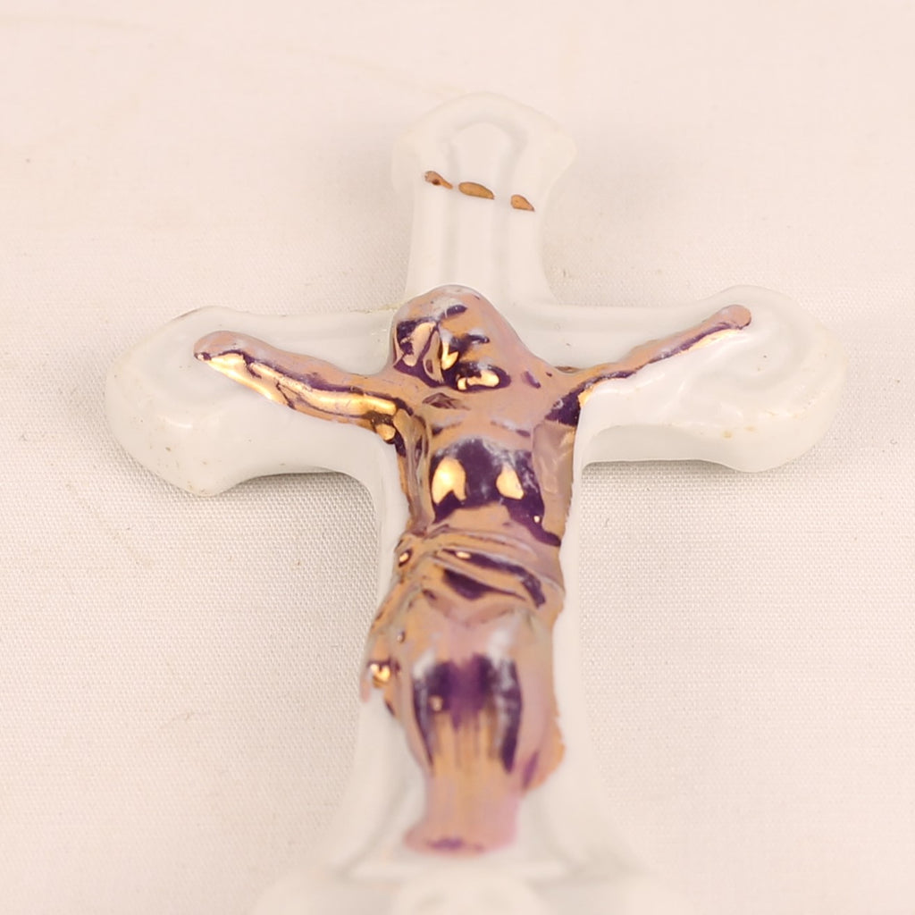 Porseleinen Staand Crucifix met Verguld Christusbeeld | Devotiebeeld | ca. 1930-1955