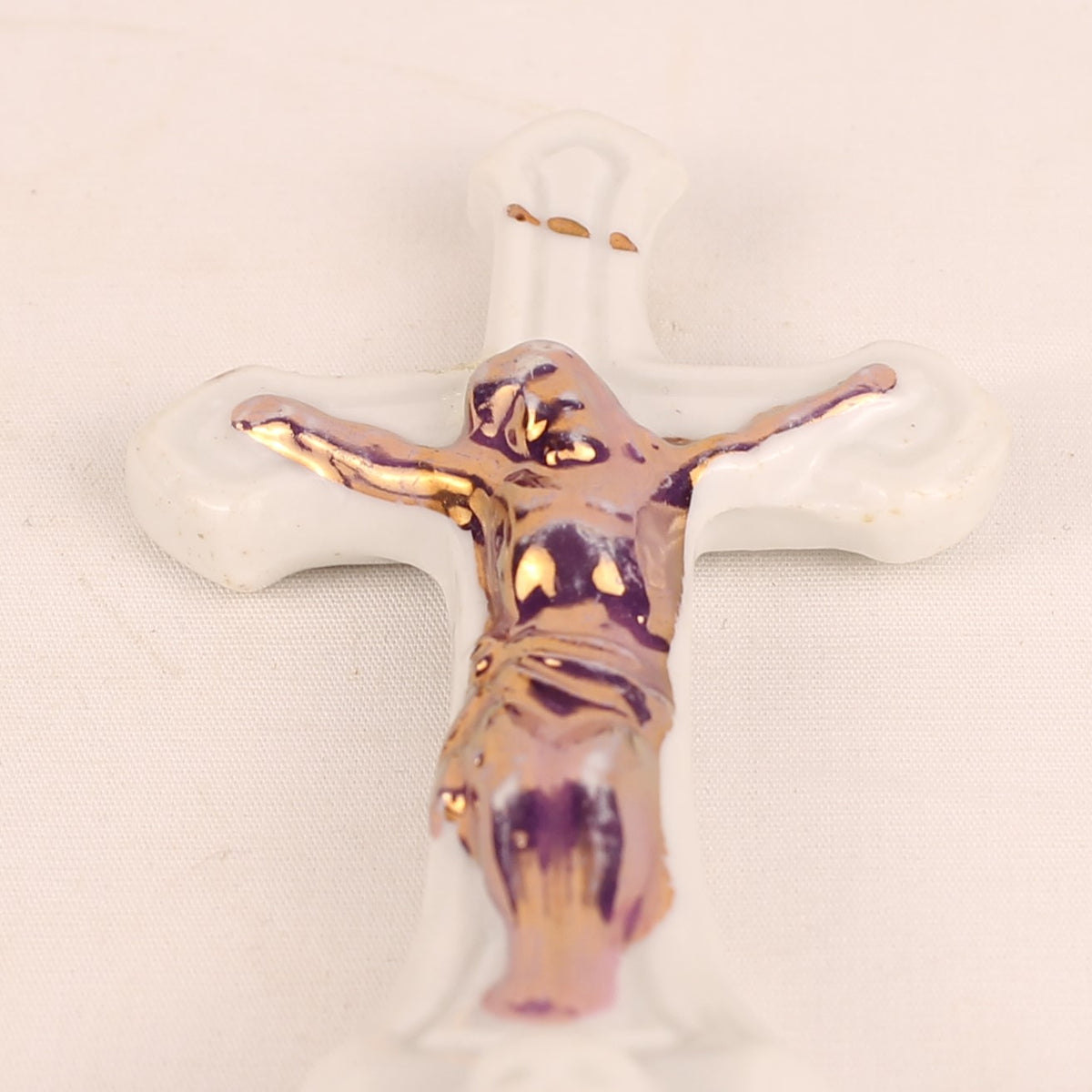 Porseleinen Staand Crucifix met Verguld Christusbeeld | Devotiebeeld | ca. 1930-1955