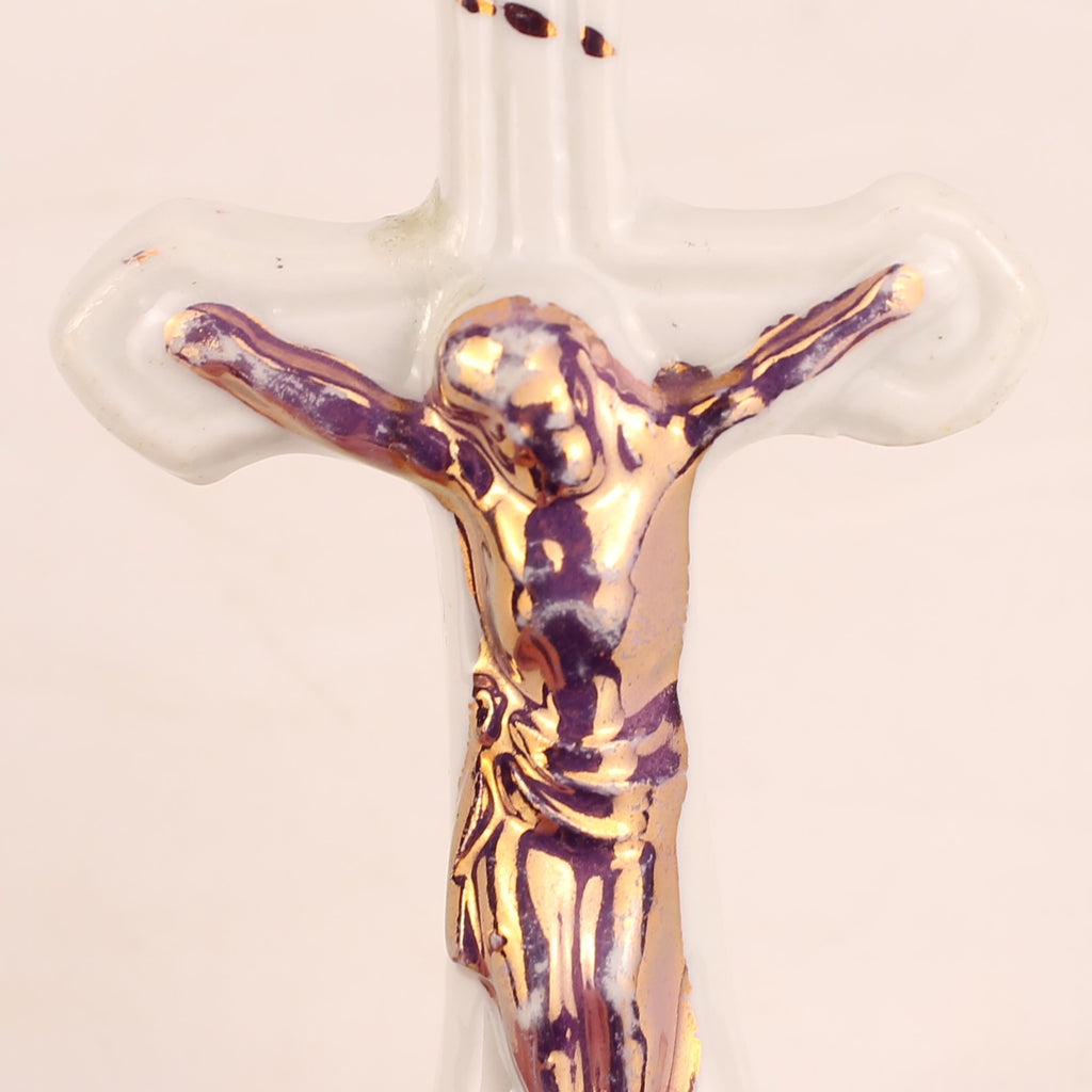 Porseleinen Staand Crucifix met Verguld Christusbeeld | Devotiebeeld | ca. 1930-1955