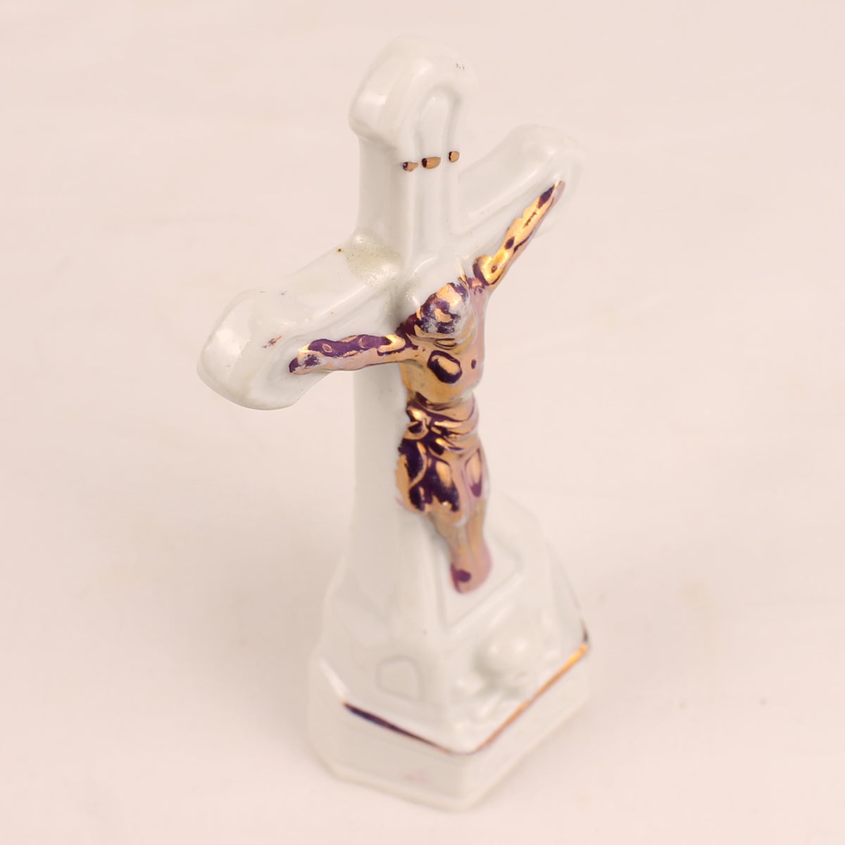 Porseleinen Staand Crucifix met Verguld Christusbeeld | Devotiebeeld | ca. 1930-1955