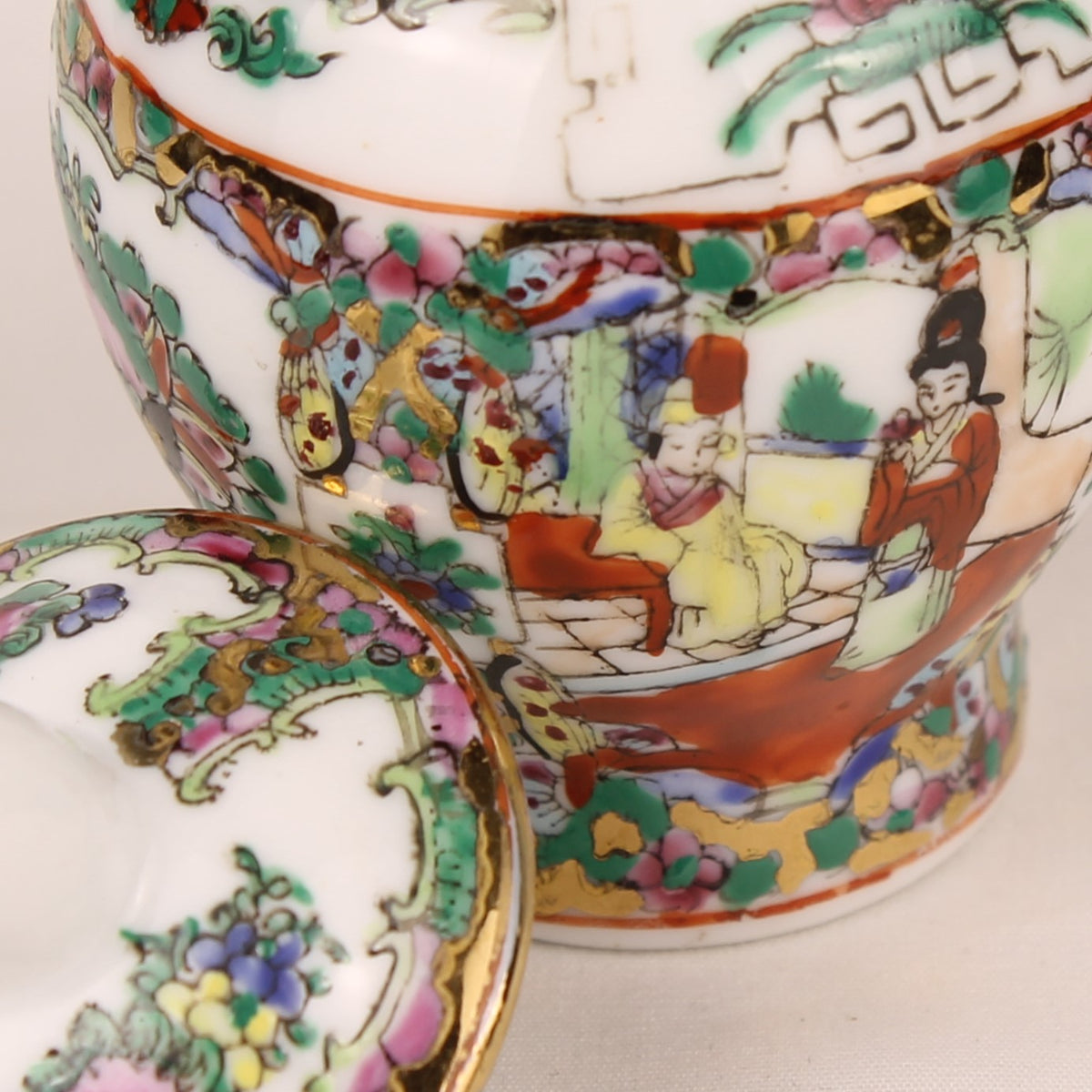 Chinese Famille Rose Dekselpot | Rose Medallion Decor | Vintage 1960-1980